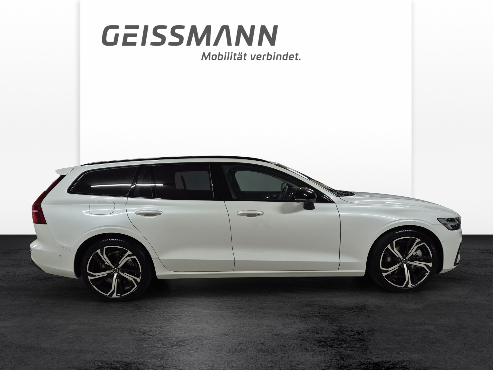 VOLVO V60 2.0 T8 TE Ultra Dark eAWD-showroom-element-3