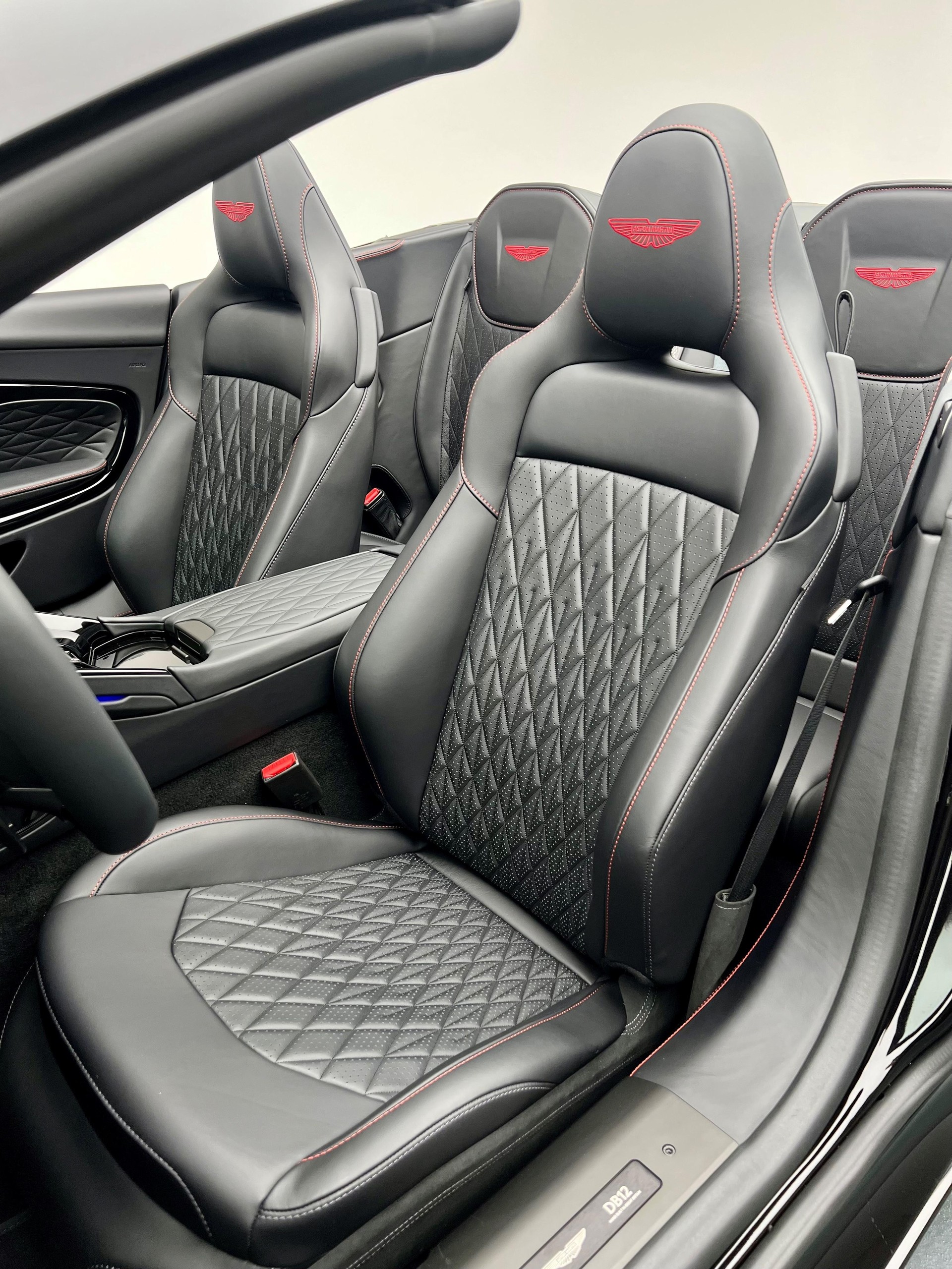ASTON MARTIN DB12 Volante 4.0 V8 Bi-Turbo-image-7