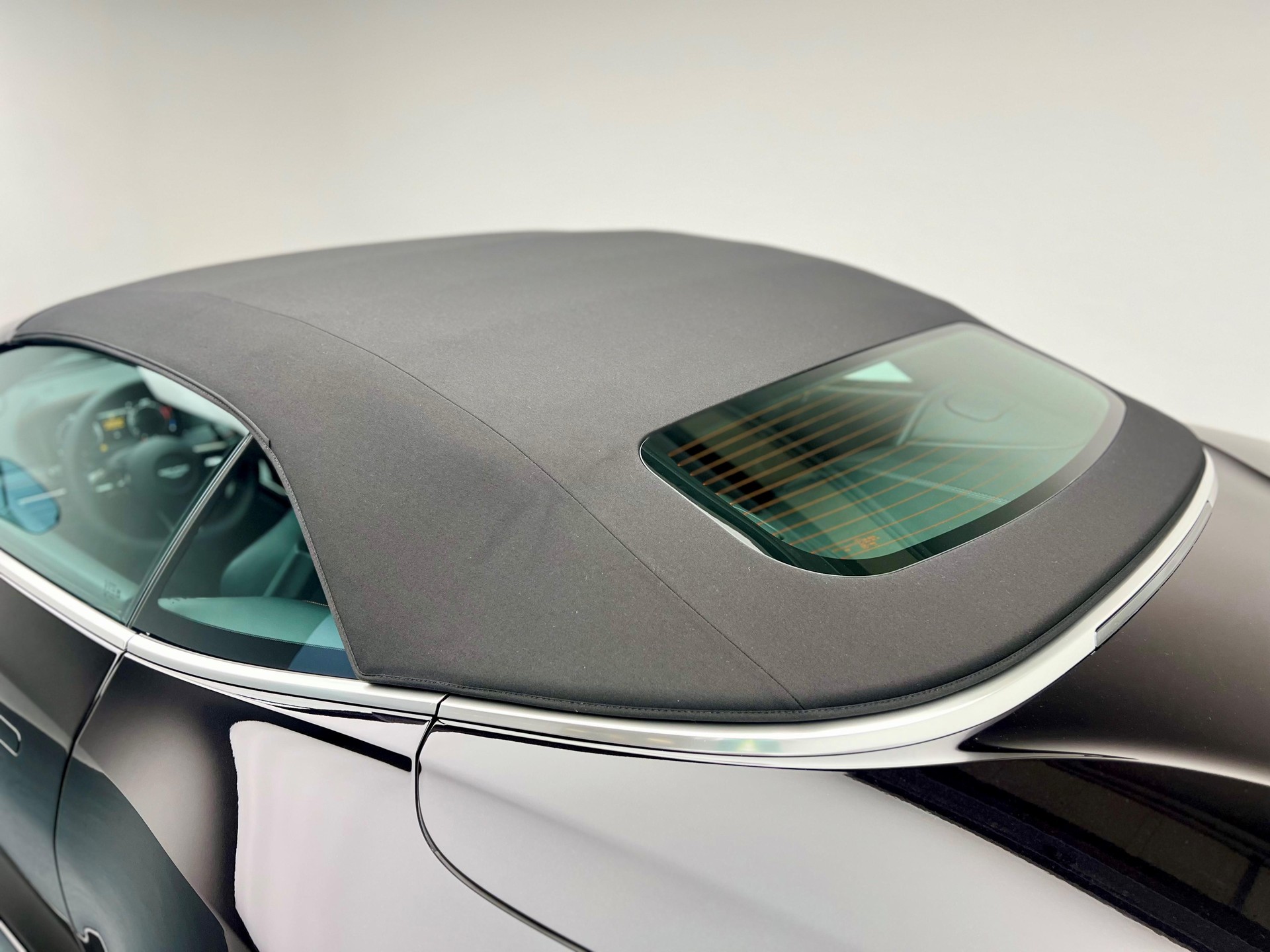 ASTON MARTIN DB12 Volante 4.0 V8 Bi-Turbo-image-33