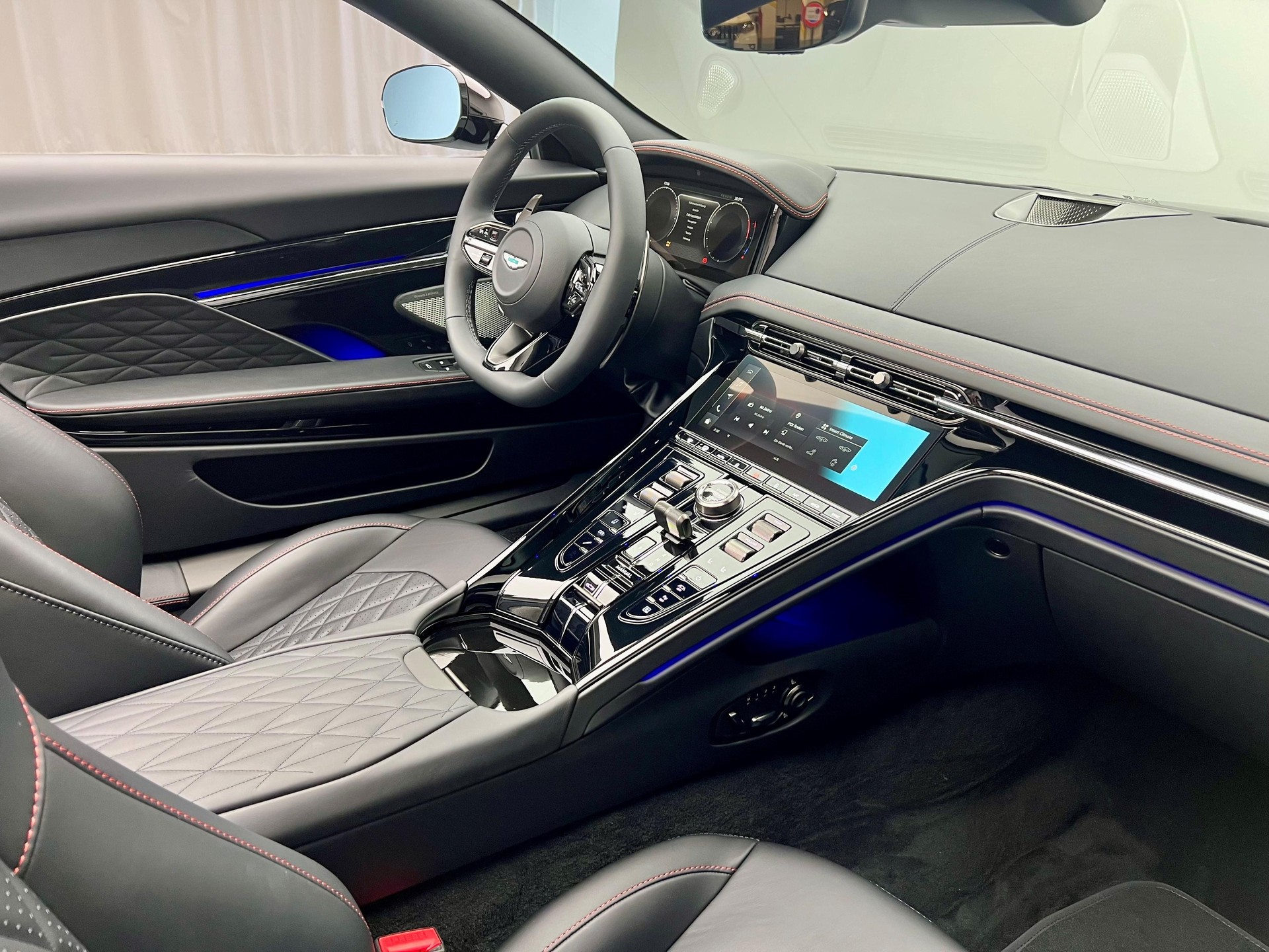 ASTON MARTIN DB12 Volante 4.0 V8 Bi-Turbo-image-12