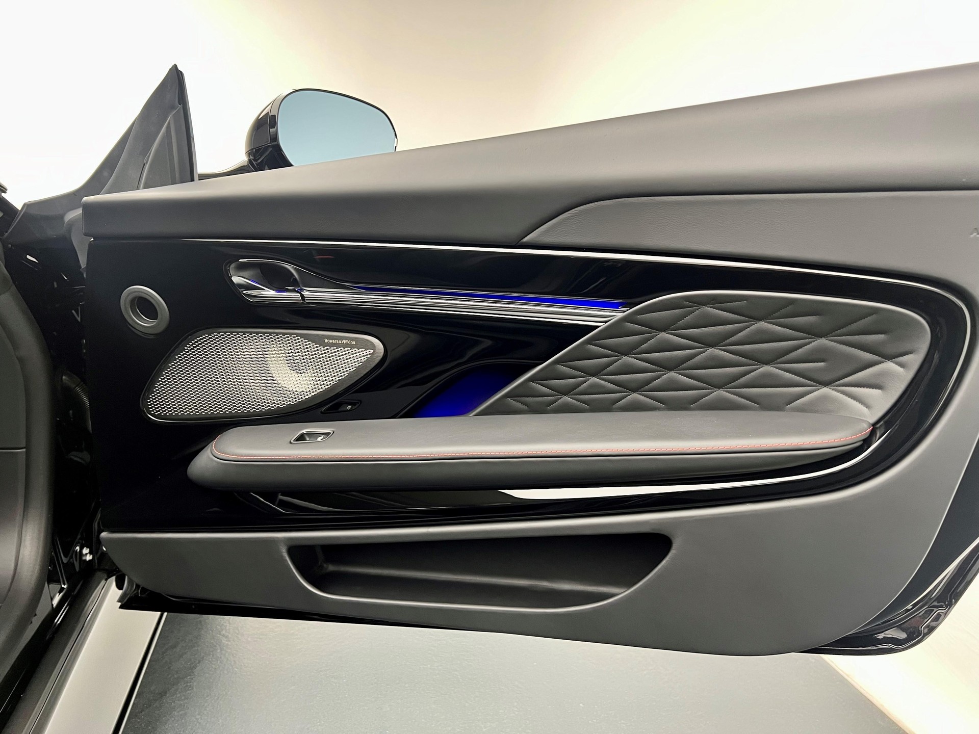 ASTON MARTIN DB12 Volante 4.0 V8 Bi-Turbo-image-19