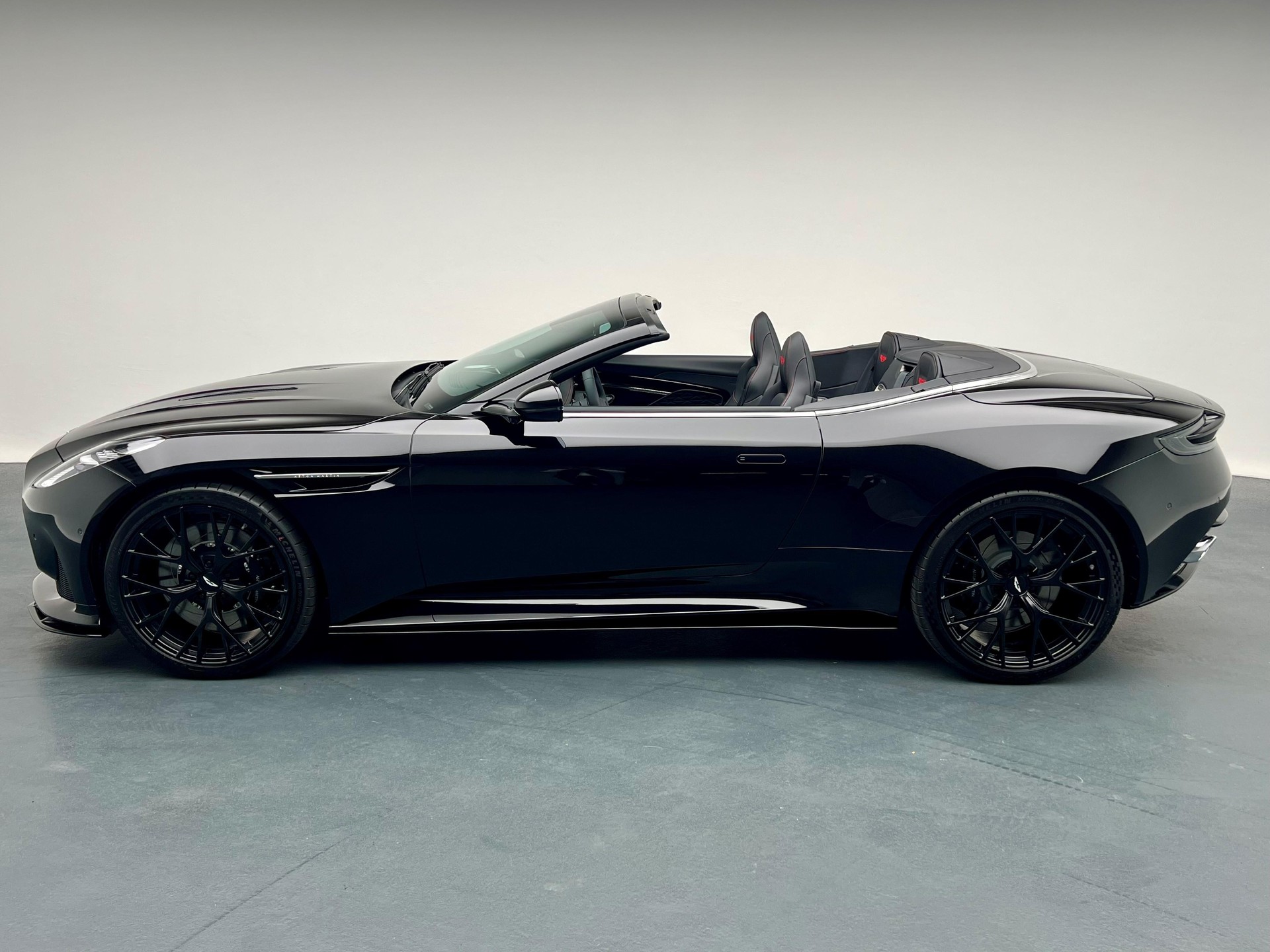ASTON MARTIN DB12 Volante 4.0 V8 Bi-Turbo-showroom-element-1
