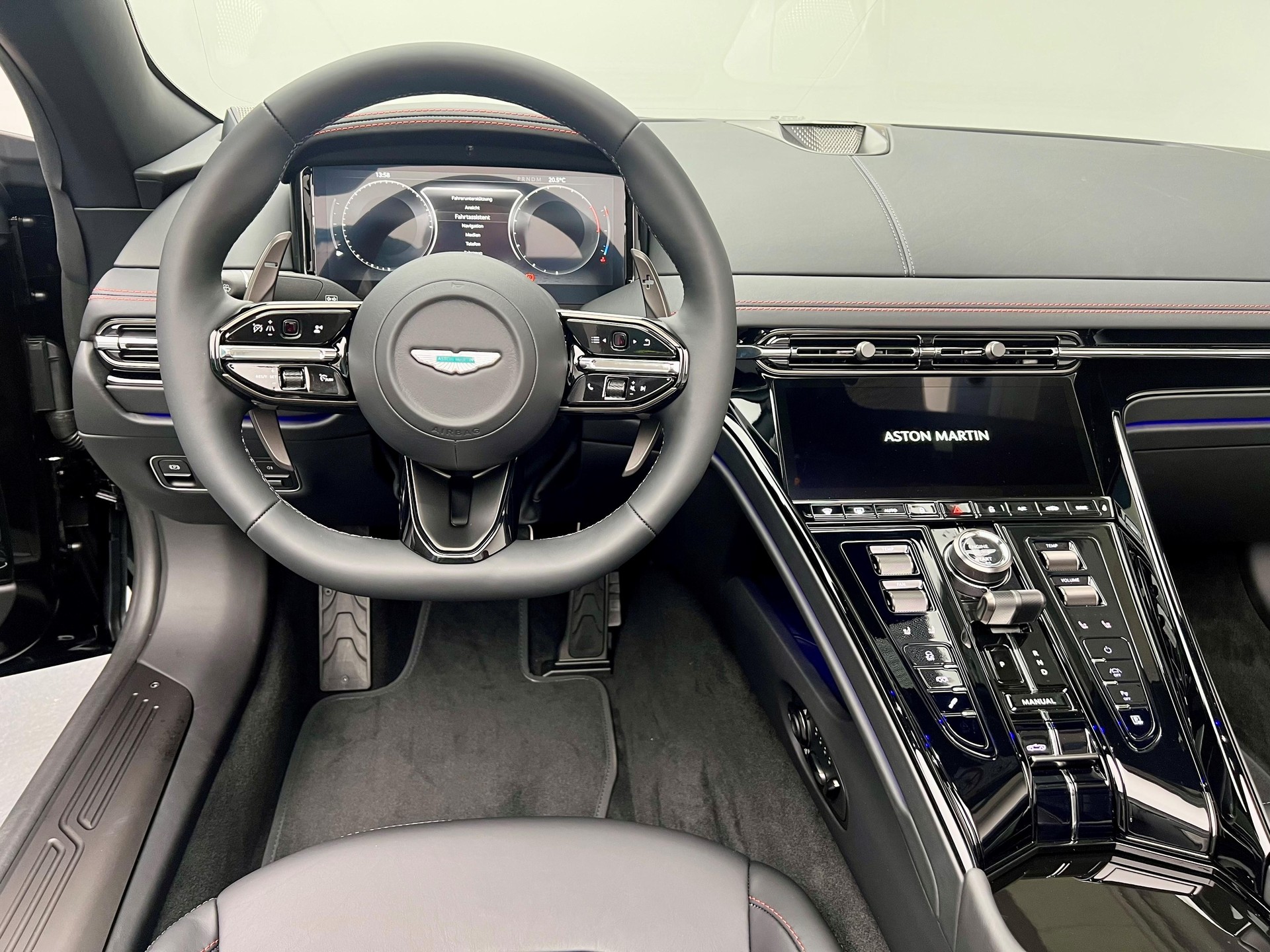 ASTON MARTIN DB12 Volante 4.0 V8 Bi-Turbo-image-6