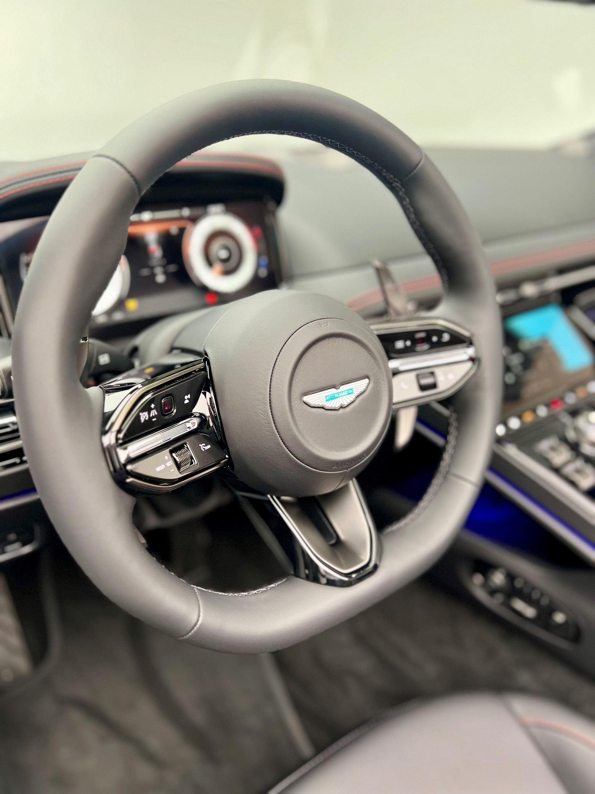 ASTON MARTIN DB12 Volante 4.0 V8 Bi-Turbo-image-10