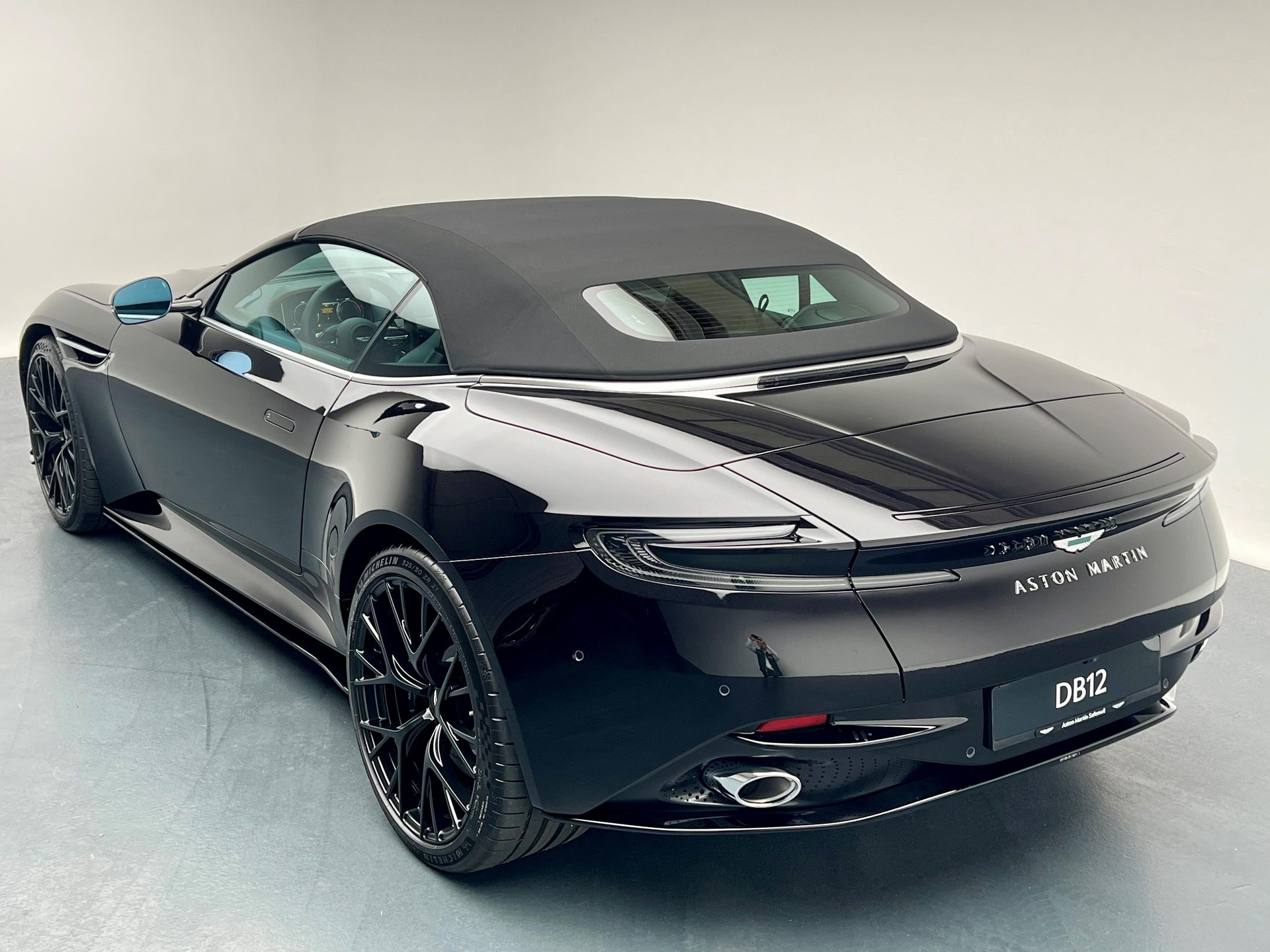 ASTON MARTIN DB12 Volante 4.0 V8 Bi-Turbo-image-32