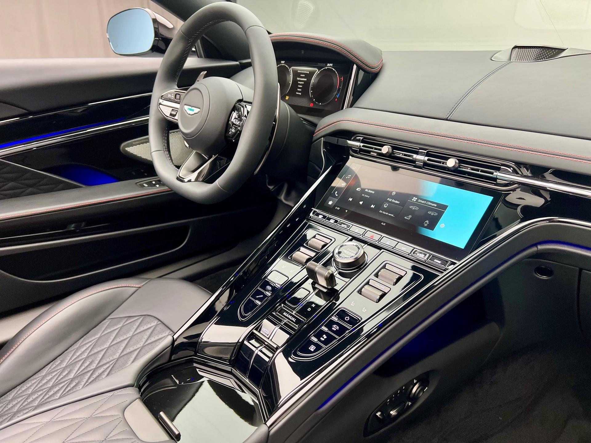 ASTON MARTIN DB12 Volante 4.0 V8 Bi-Turbo-image-13
