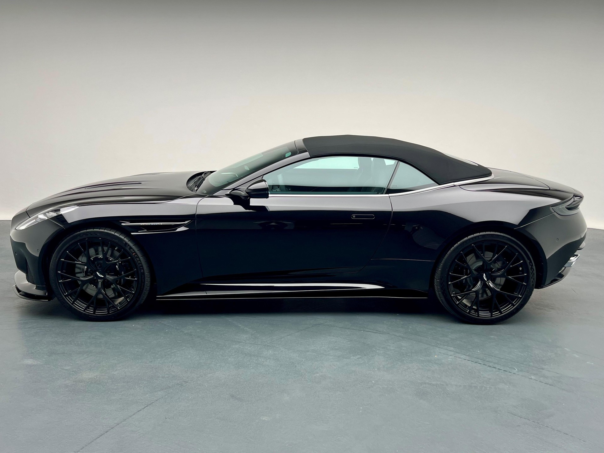 ASTON MARTIN DB12 Volante 4.0 V8 Bi-Turbo-image-31