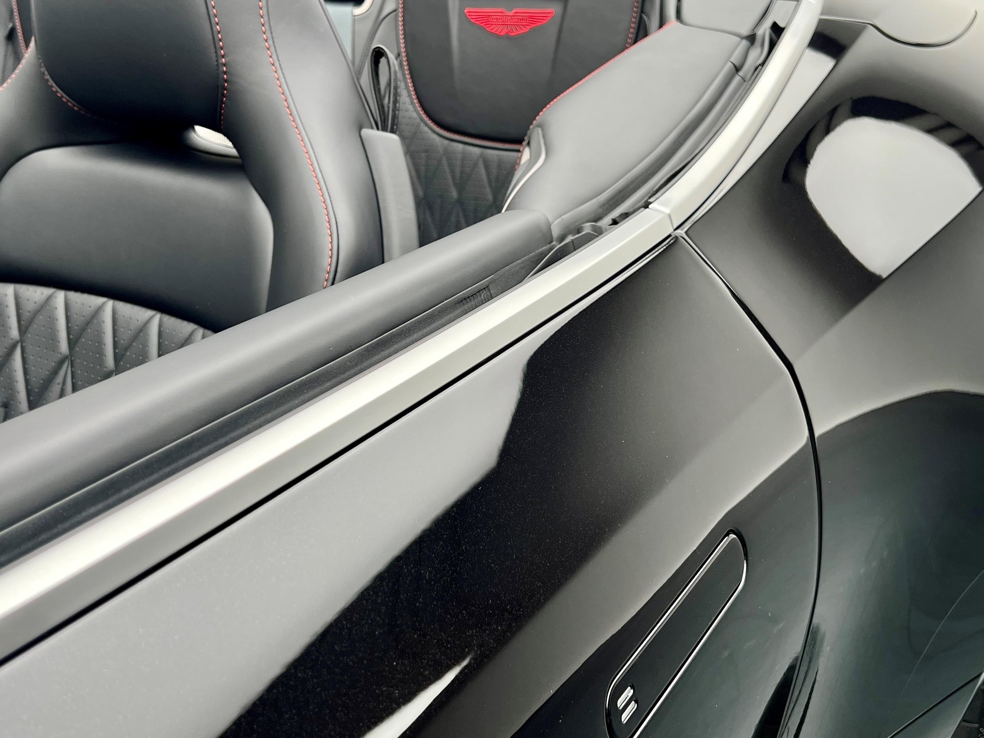 ASTON MARTIN DB12 Volante 4.0 V8 Bi-Turbo-image-25