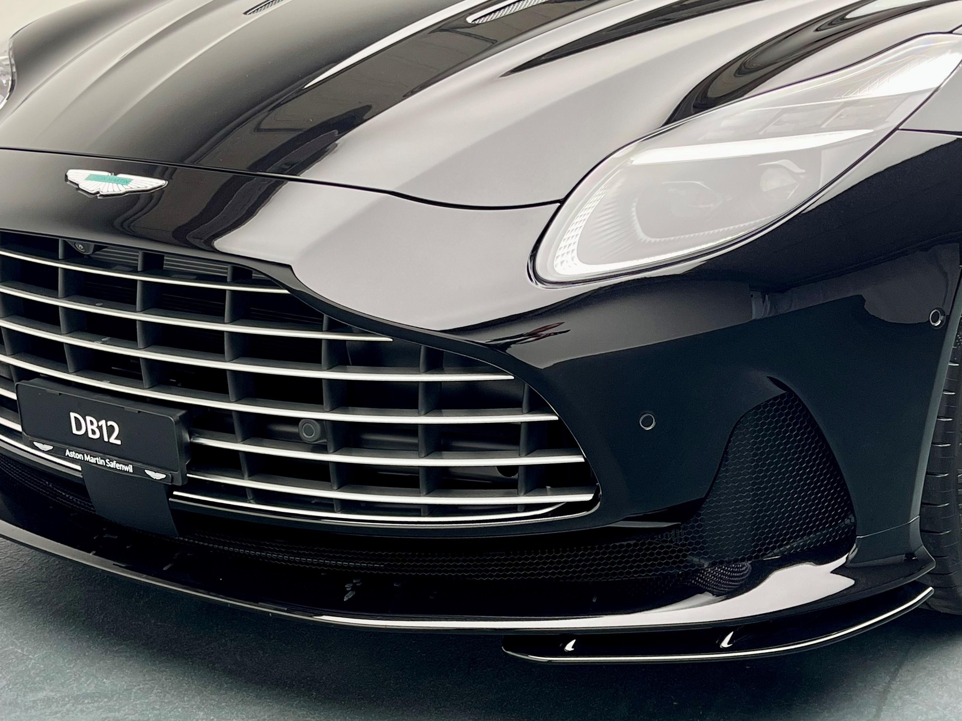 ASTON MARTIN DB12 Volante 4.0 V8 Bi-Turbo-image-22