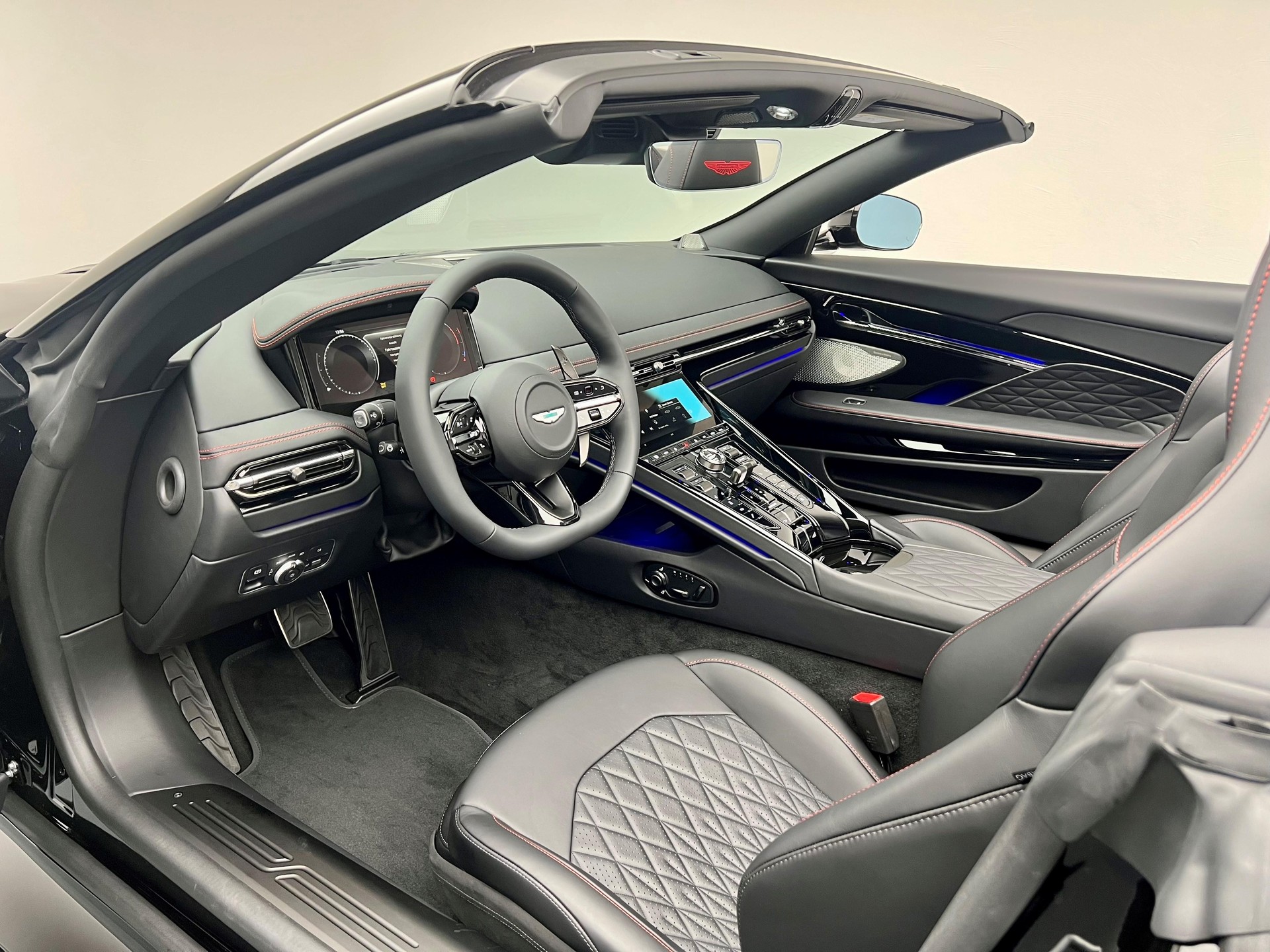 ASTON MARTIN DB12 Volante 4.0 V8 Bi-Turbo-showroom-element-3