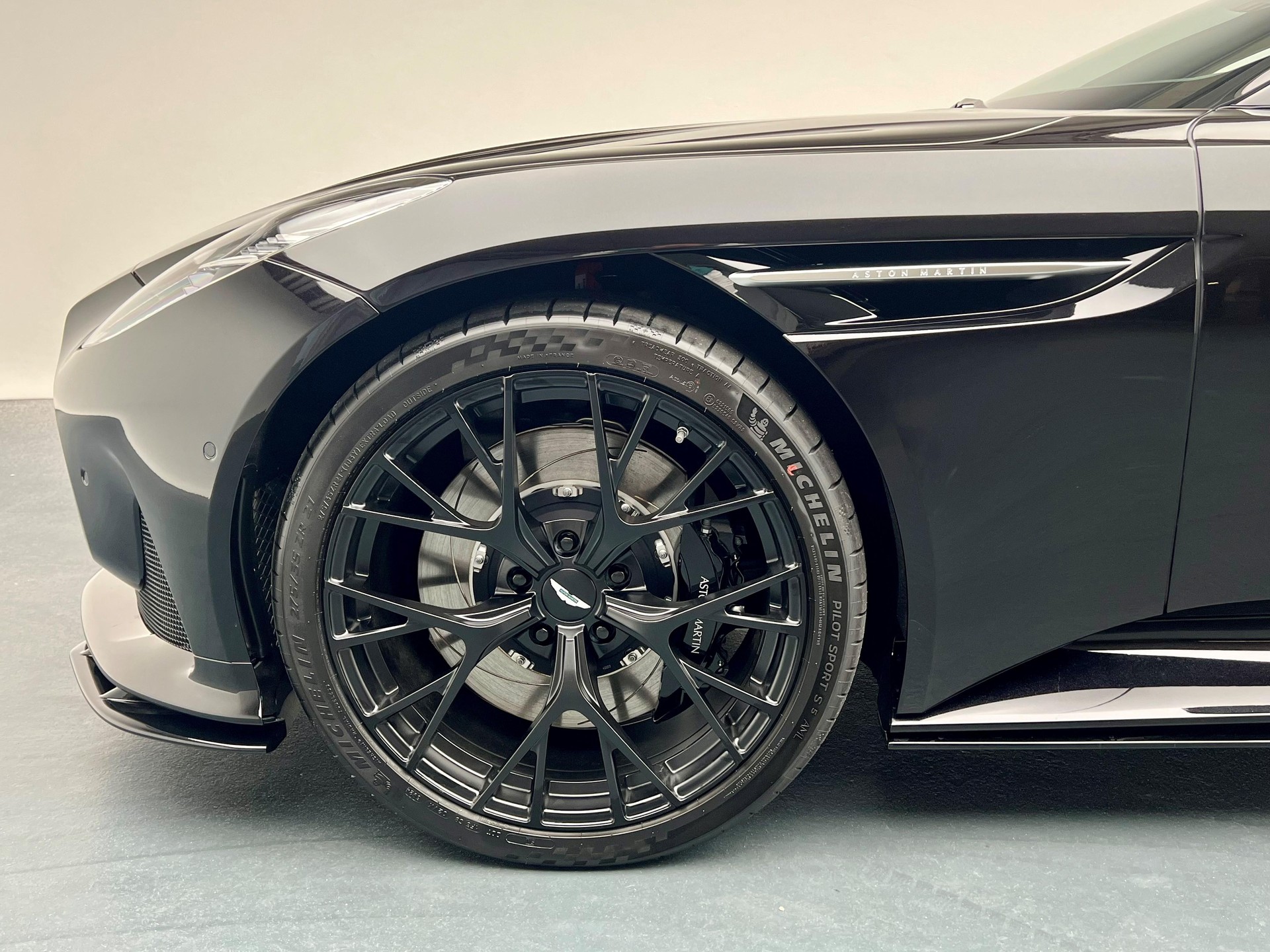 ASTON MARTIN DB12 Volante 4.0 V8 Bi-Turbo-image-23