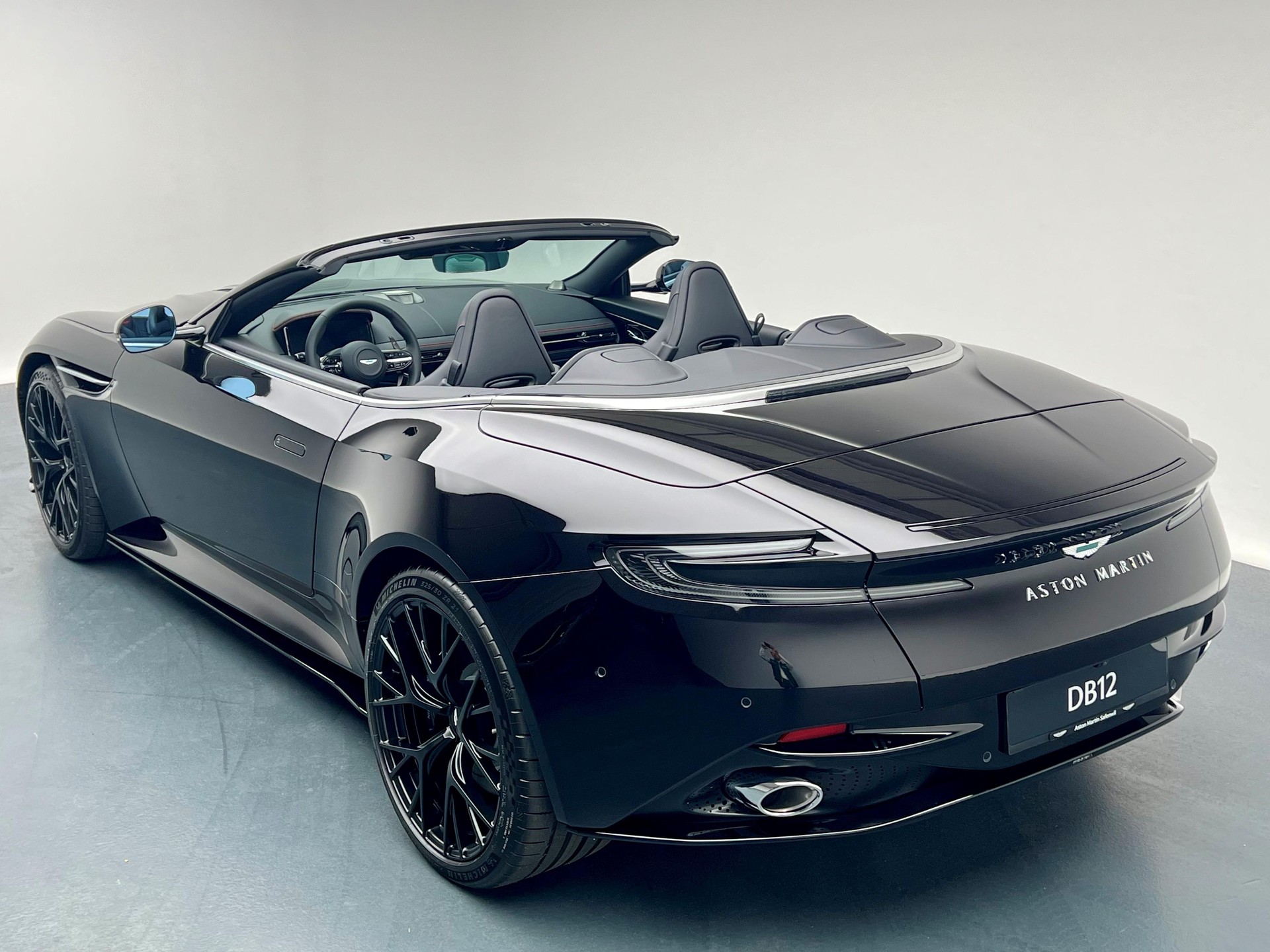 ASTON MARTIN DB12 Volante 4.0 V8 Bi-Turbo-showroom-element-2