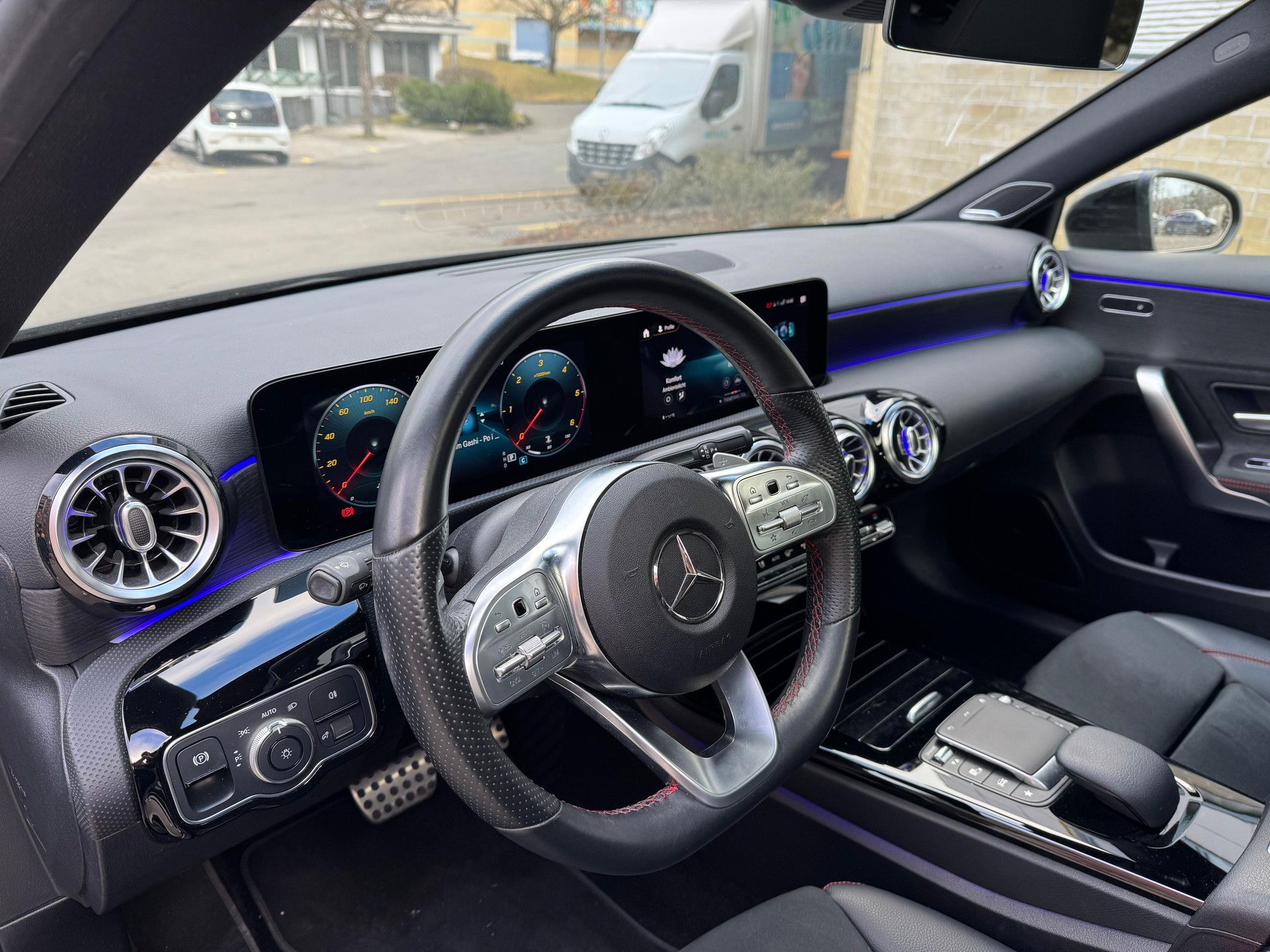 MERCEDES-BENZ A 200 d AMG Line 8G-DCT-image-4