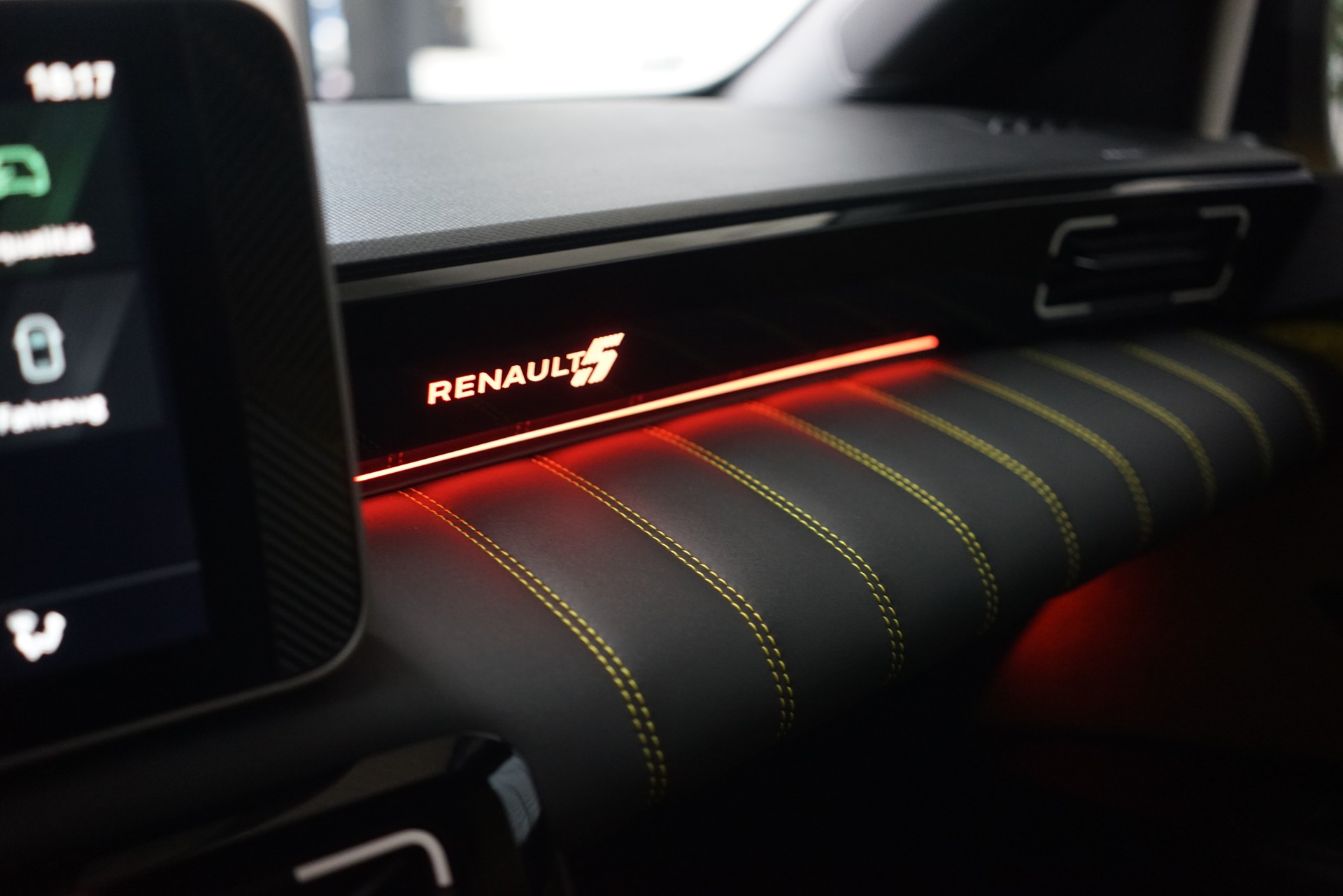 RENAULT R5 E-Tech Comfort Range 52 kWh Iconic Five-image-19