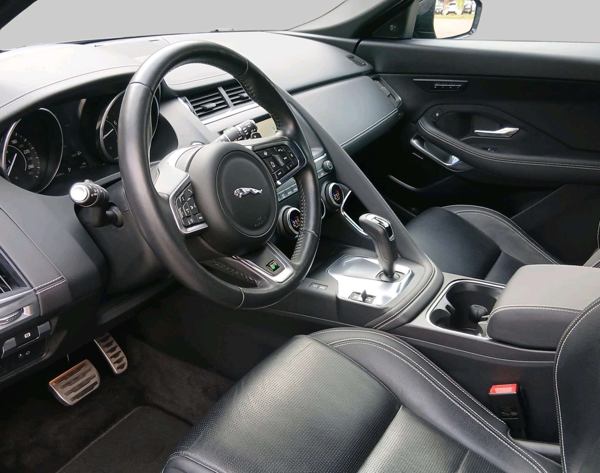 JAGUAR E-Pace 2.0 T 250 R-Dynamic SE-image-2