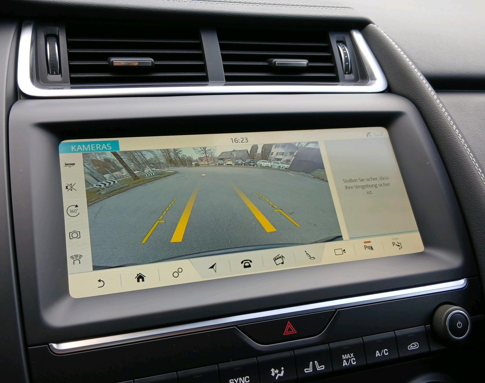 JAGUAR E-Pace 2.0 T 250 R-Dynamic SE-image-13