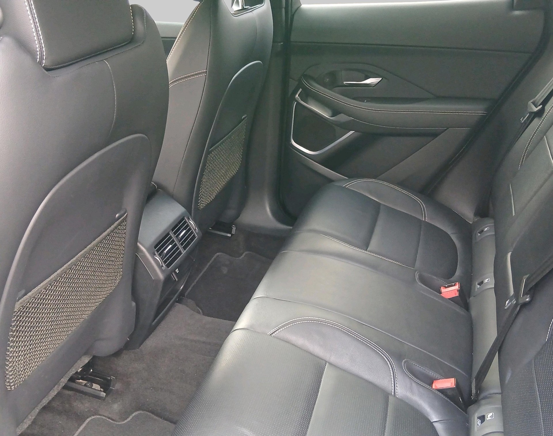 JAGUAR E-Pace 2.0 T 250 R-Dynamic SE-image-3