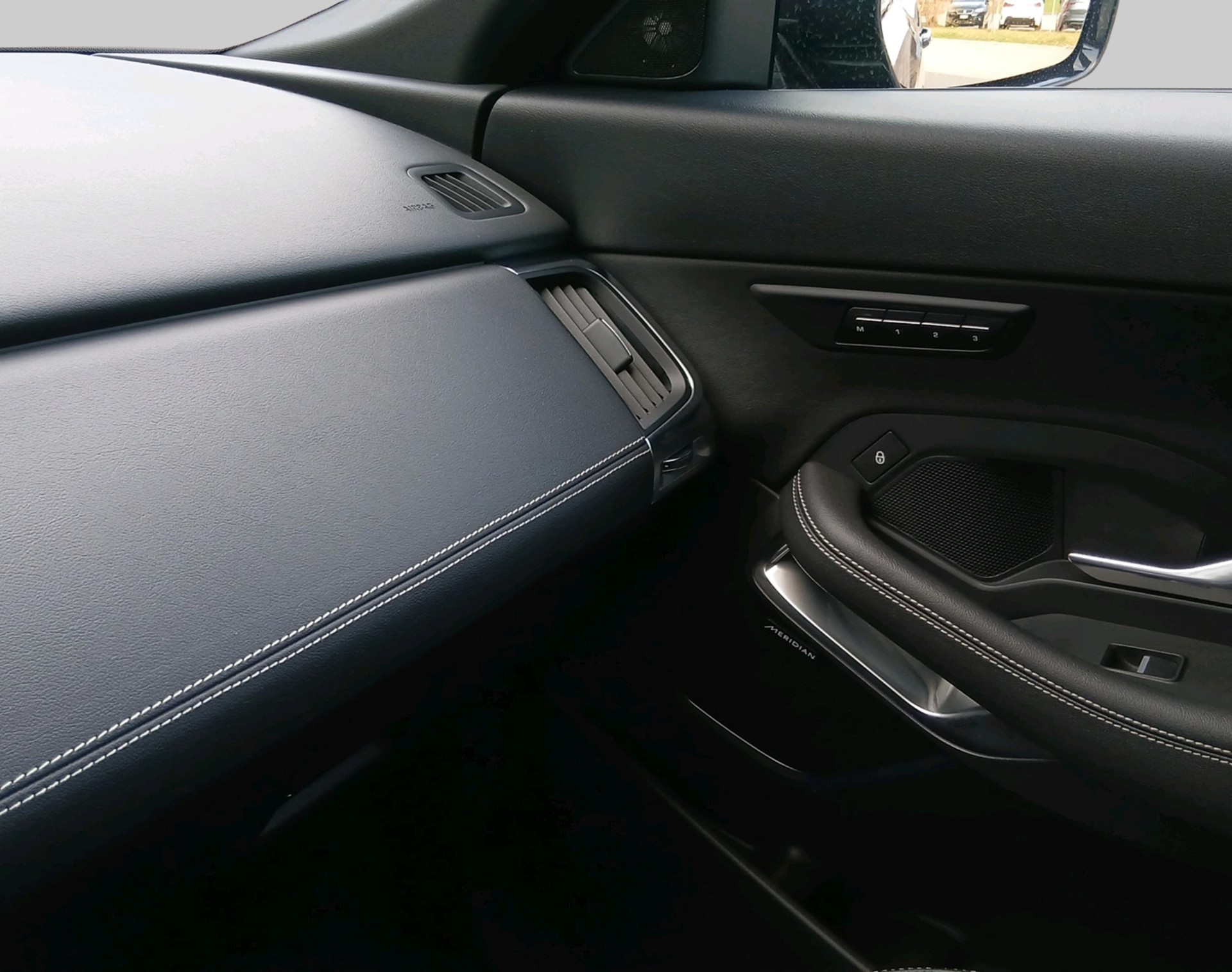 JAGUAR E-Pace 2.0 T 250 R-Dynamic SE-image-18