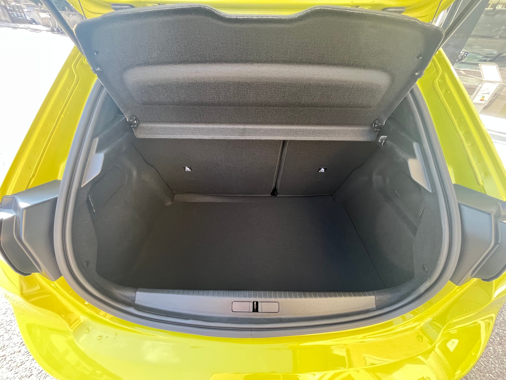 PEUGEOT 208 1.2 Hybrid Allure Premium-image-7