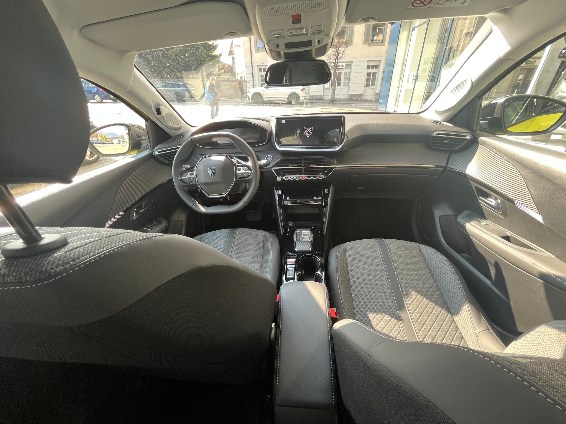 PEUGEOT 208 1.2 Hybrid Allure Premium-image-9