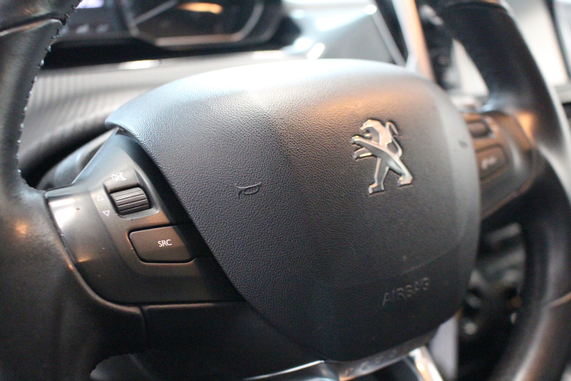 PEUGEOT 208 1.2 PureTech Style-image-13