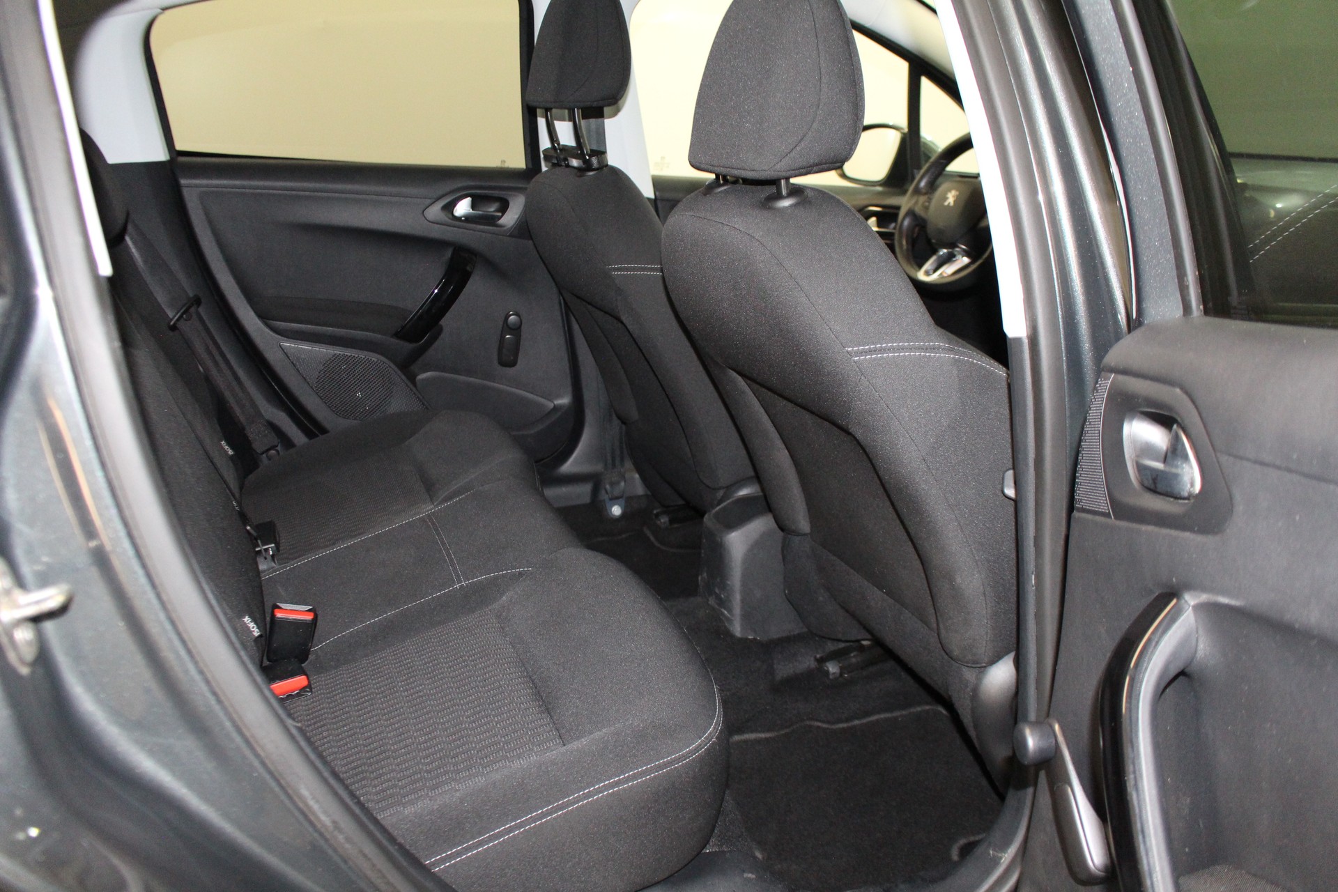 PEUGEOT 208 1.2 PureTech Style-image-9