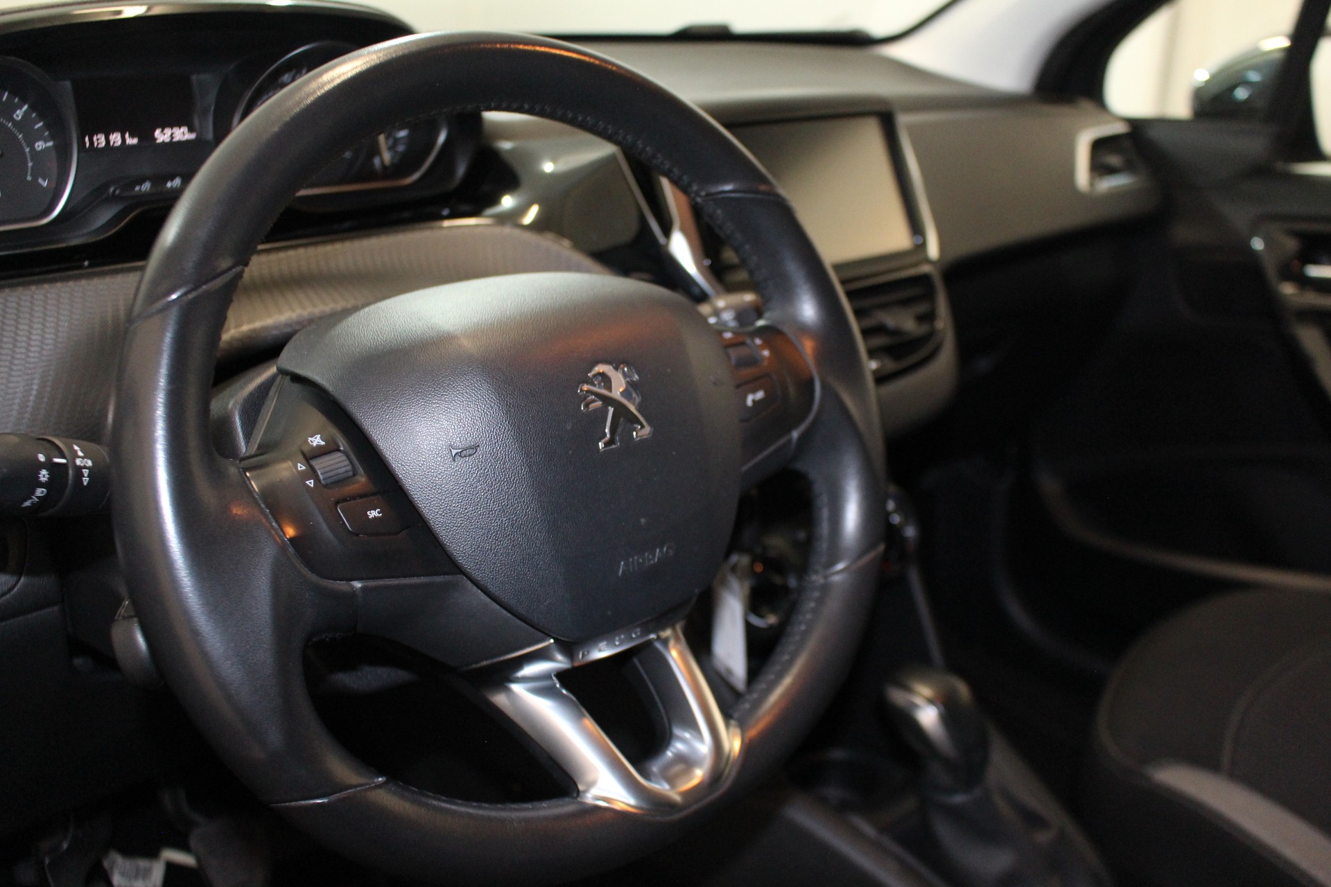 PEUGEOT 208 1.2 PureTech Style-image-11