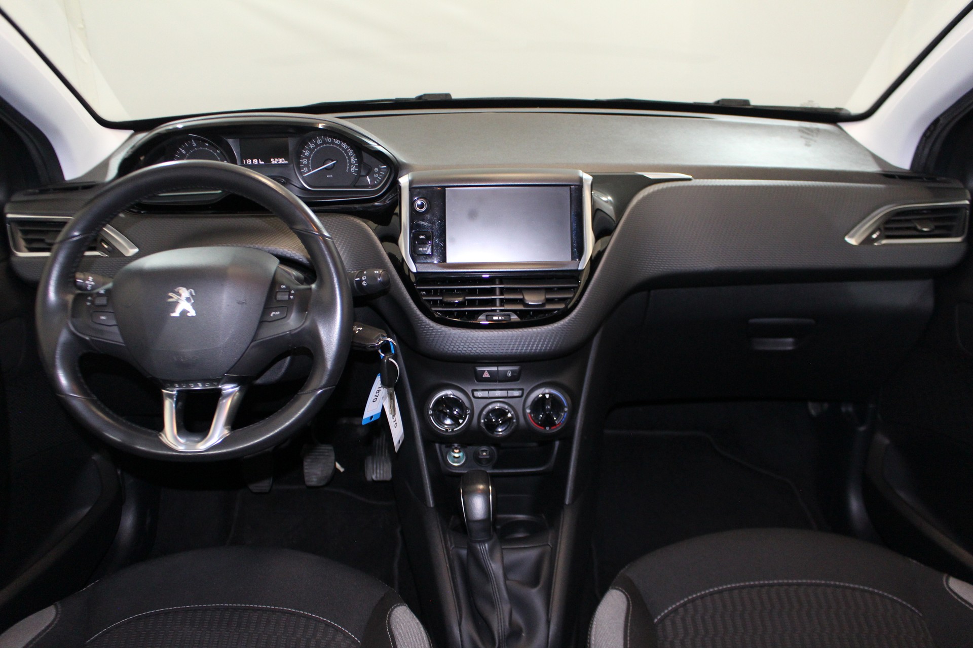 PEUGEOT 208 1.2 PureTech Style-image-12