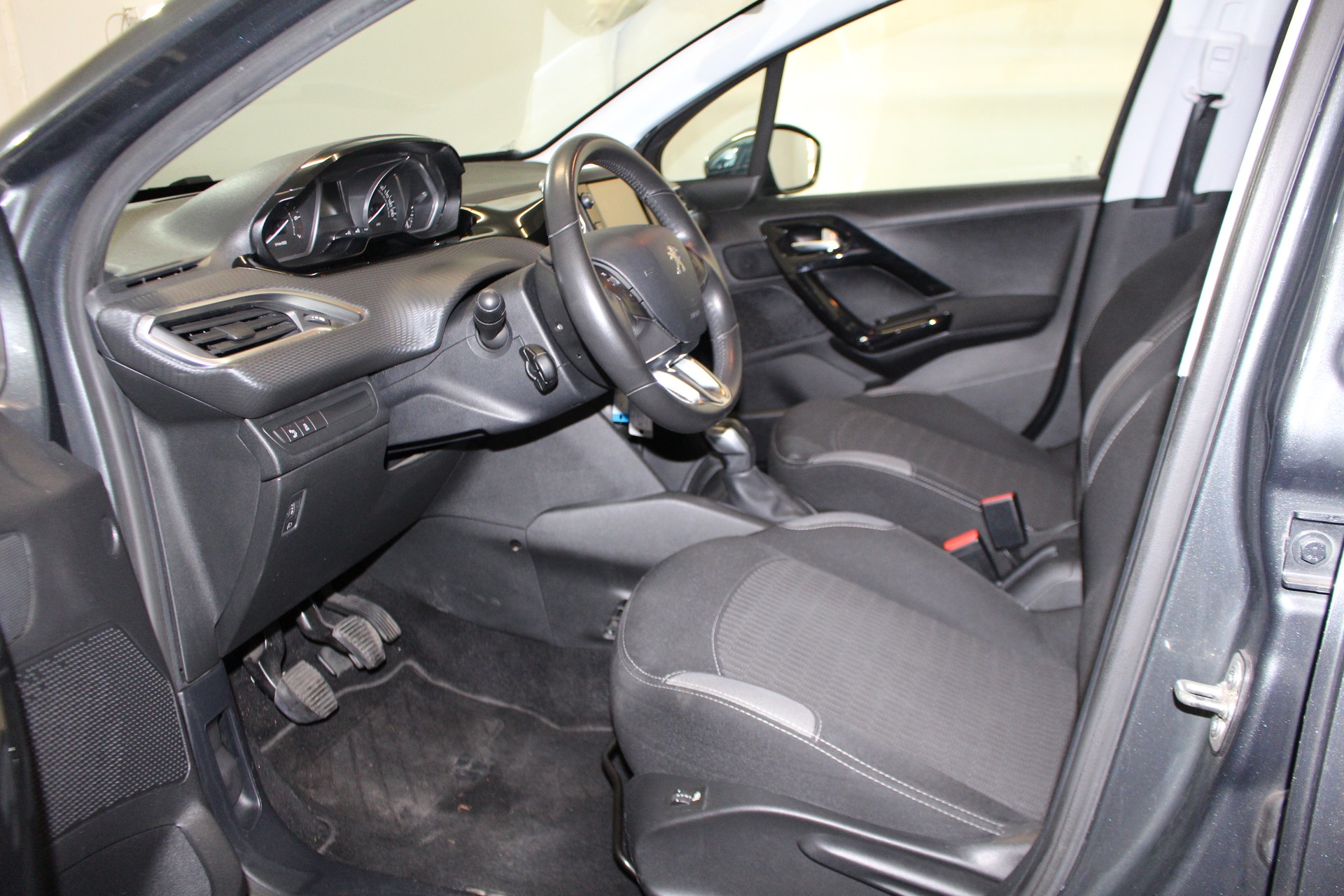 PEUGEOT 208 1.2 PureTech Style-image-6
