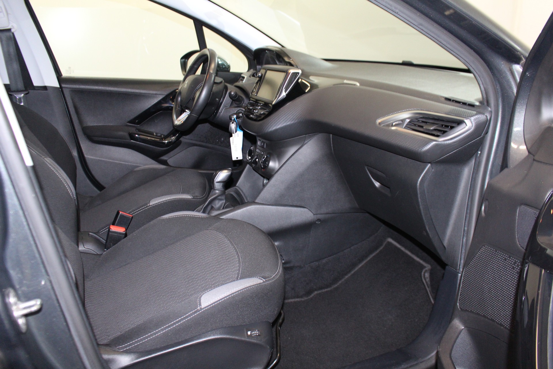 PEUGEOT 208 1.2 PureTech Style-image-10