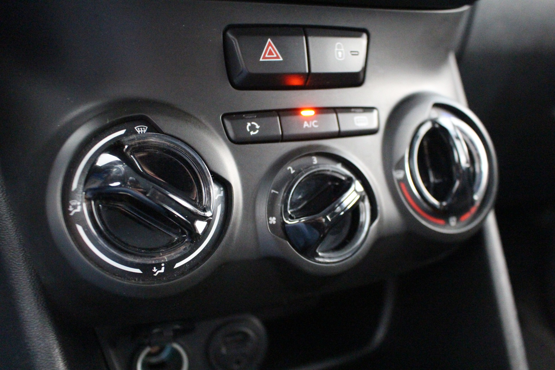 PEUGEOT 208 1.2 PureTech Style-image-17