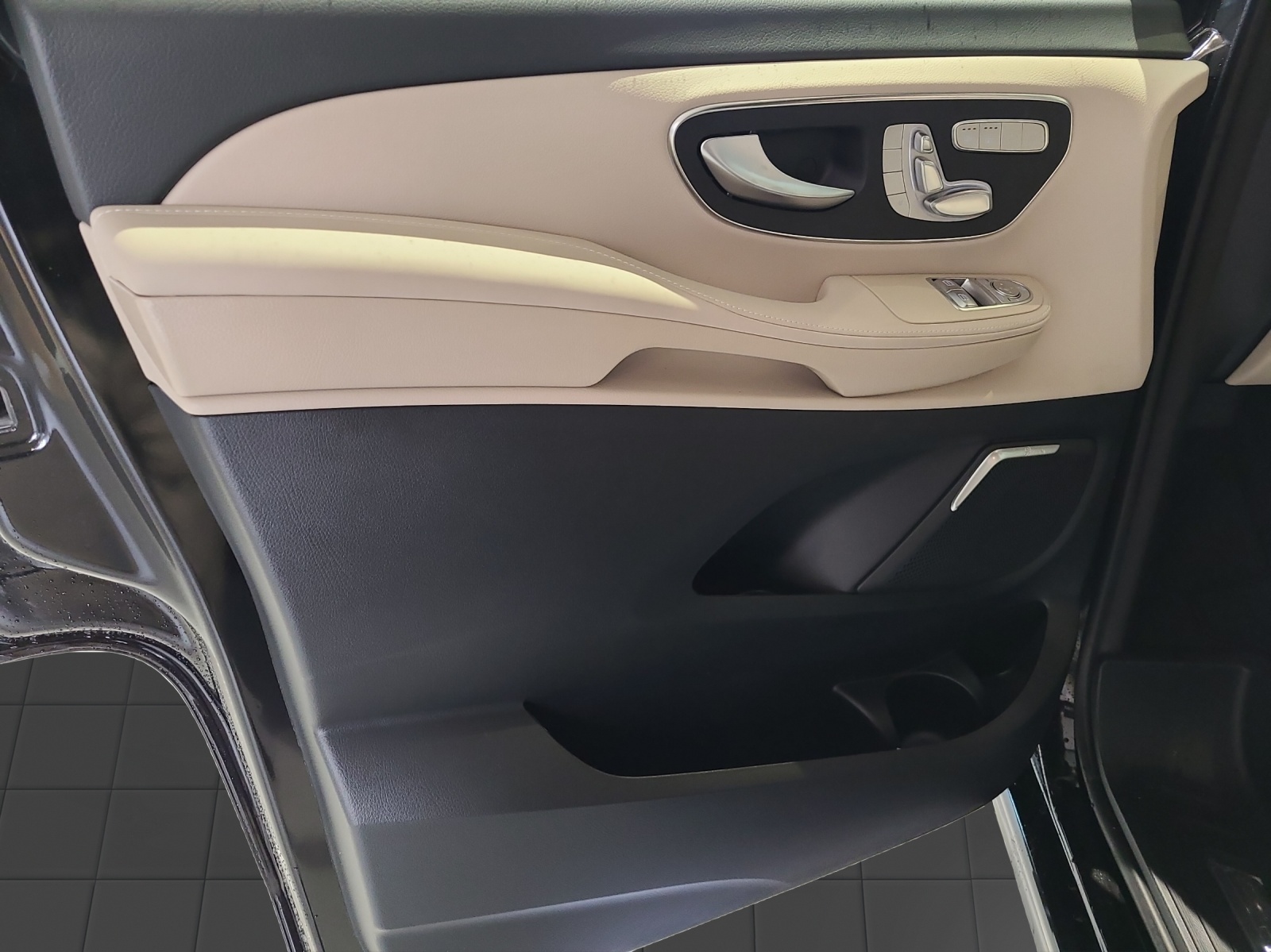 MERCEDES-BENZ V 300 d lang 4Matic Swiss Edition 9G-Tronic-image-8