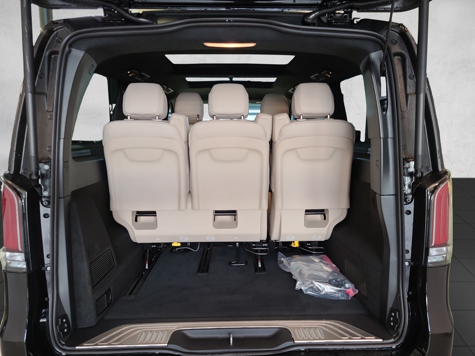 MERCEDES-BENZ V 300 d lang 4Matic Swiss Edition 9G-Tronic-image-13