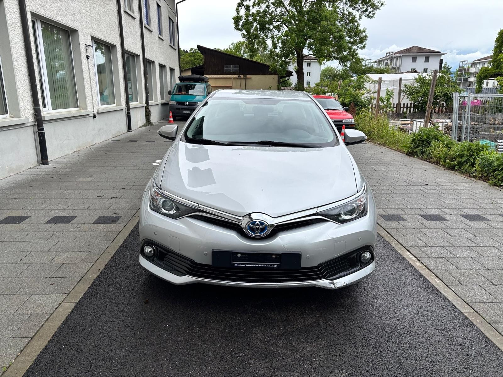 TOYOTA Auris 1.8 HSD Trend e-CVT-image-1