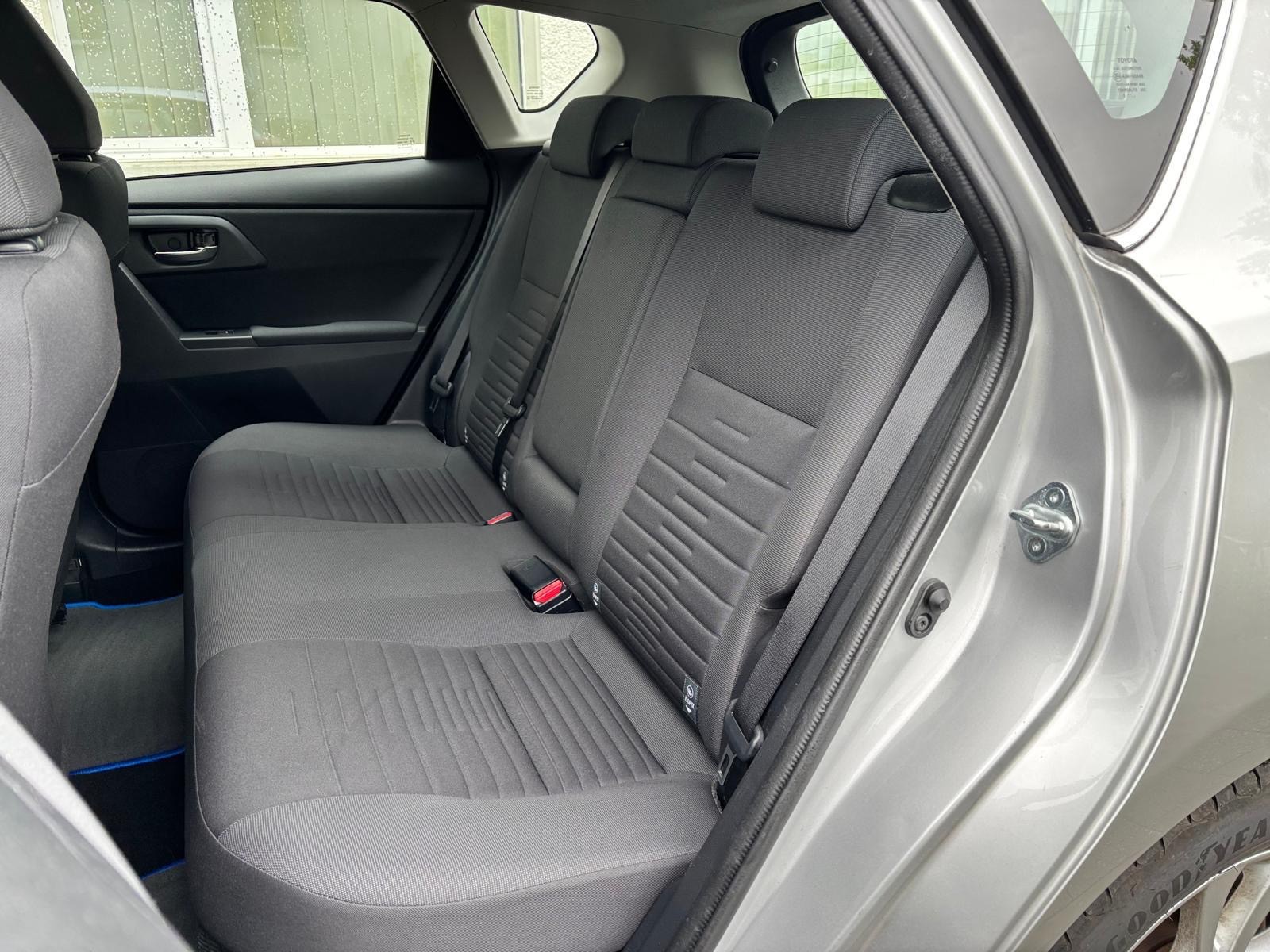 TOYOTA Auris 1.8 HSD Trend e-CVT-image-11