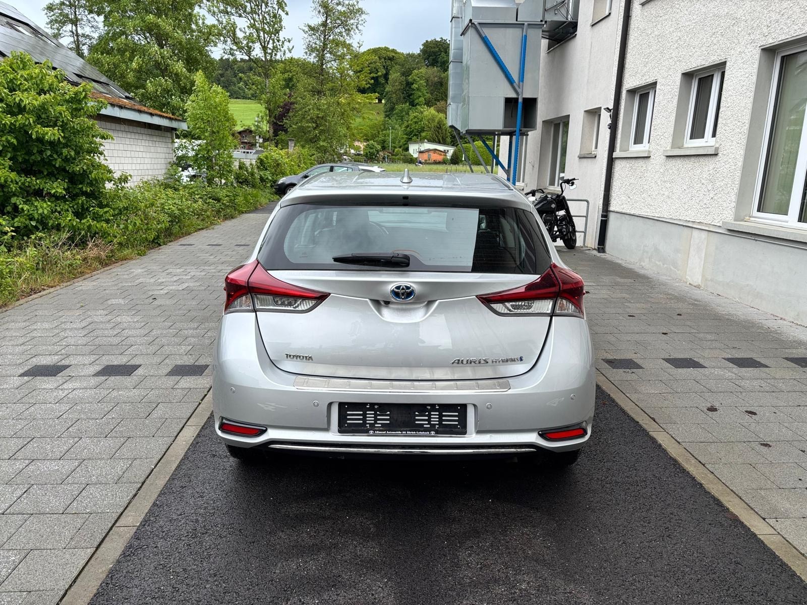 TOYOTA Auris 1.8 HSD Trend e-CVT-image-2
