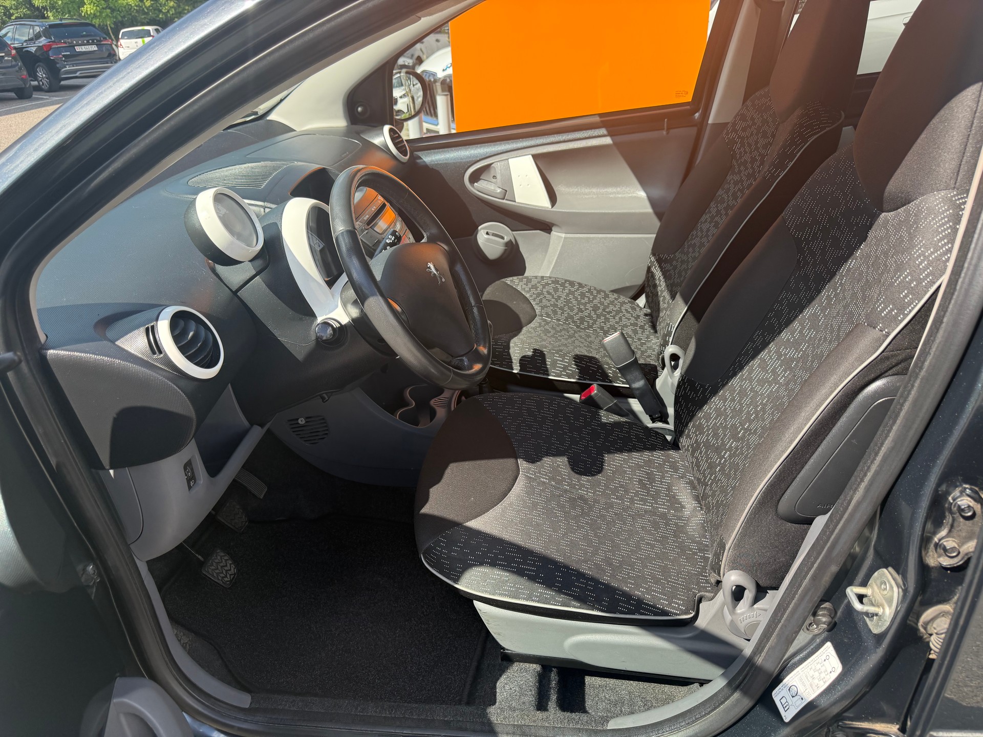 PEUGEOT 107 1.0 Swiss Edition-image-4