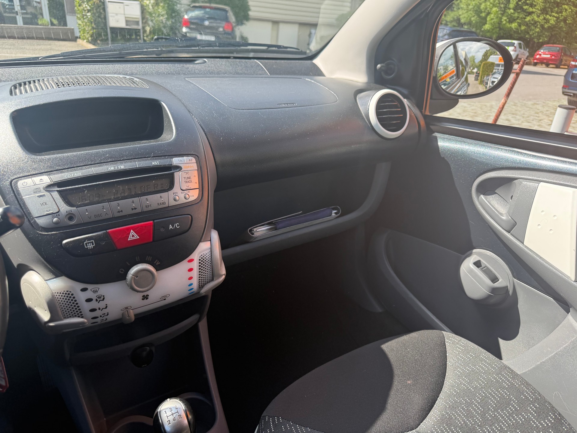 PEUGEOT 107 1.0 Swiss Edition-image-6