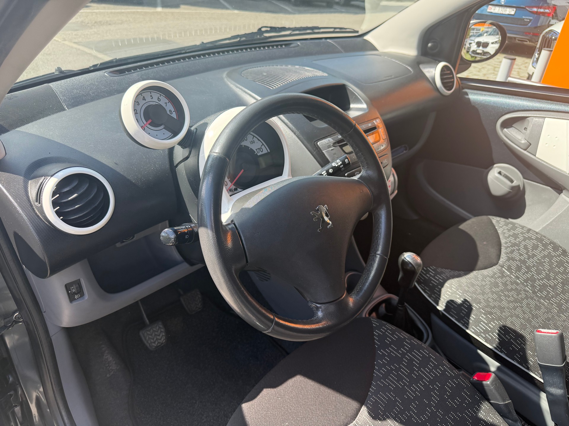 PEUGEOT 107 1.0 Swiss Edition-image-5