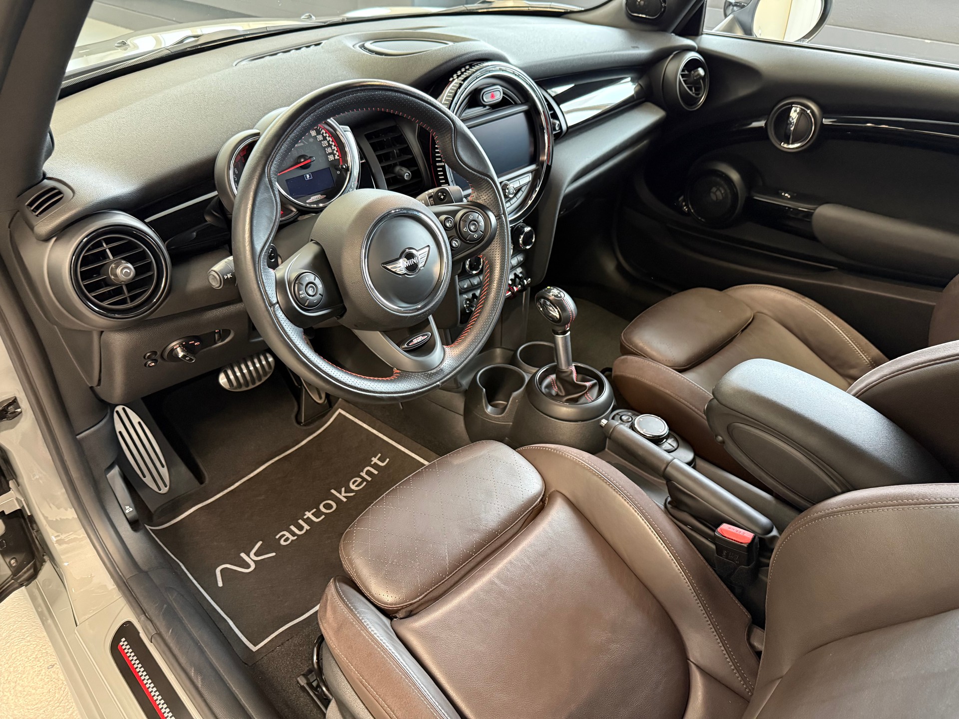 MINI Cooper John Cooper Works Cabriolet Steptronic-image-12