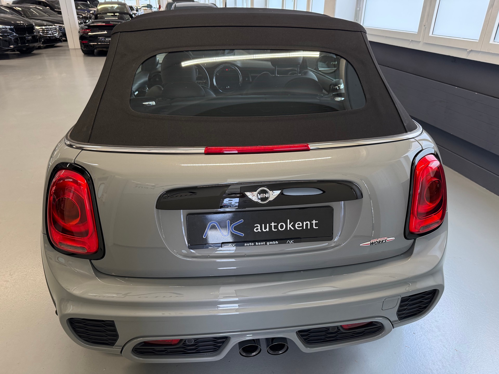 MINI Cooper John Cooper Works Cabriolet Steptronic-image-10