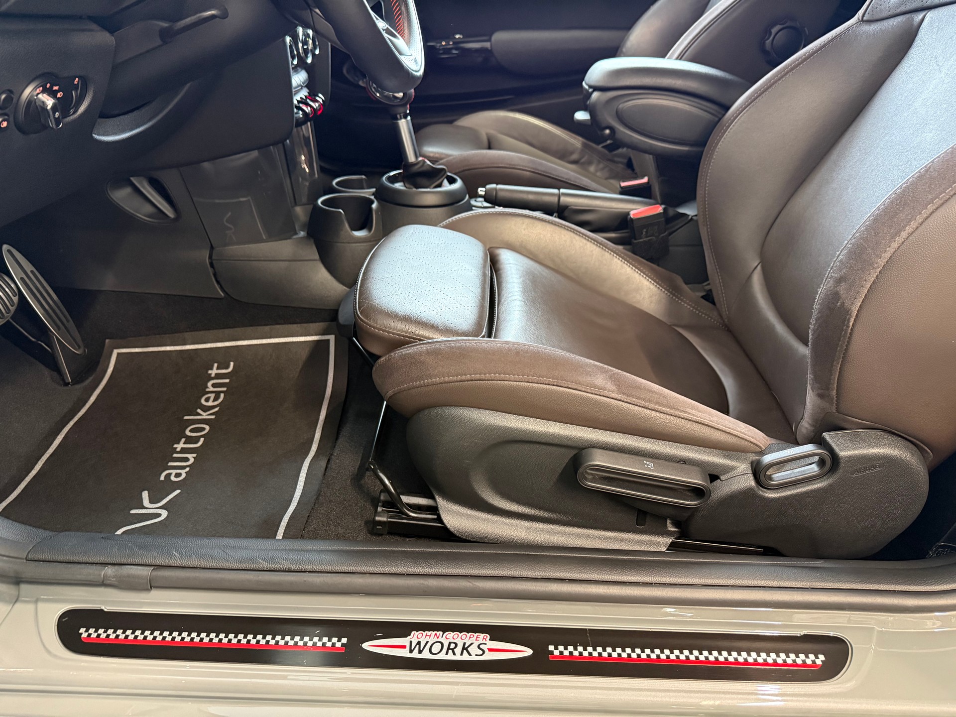 MINI Cooper John Cooper Works Cabriolet Steptronic-image-20