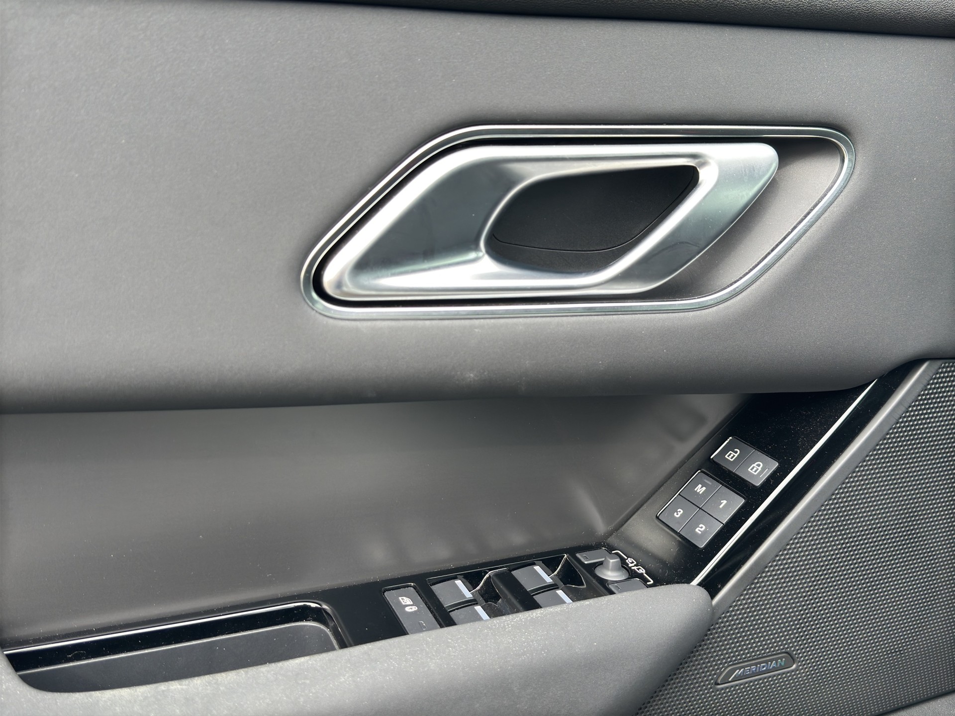 LAND ROVER Range Rover Velar D 200 Black Automatic-image-8