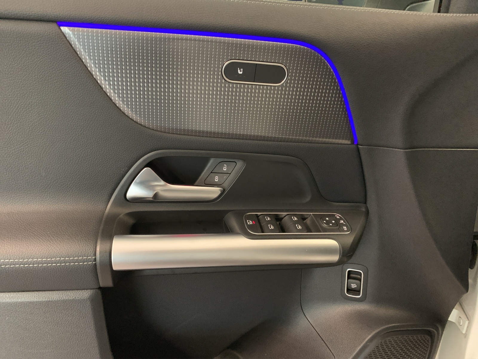 MERCEDES-BENZ EQA 250-image-9