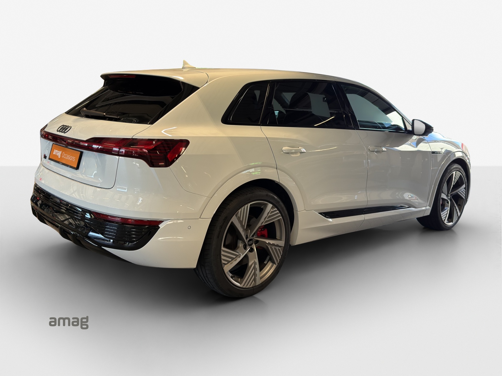 AUDI Q8 55 e-tron Black Edition quattro-image-4