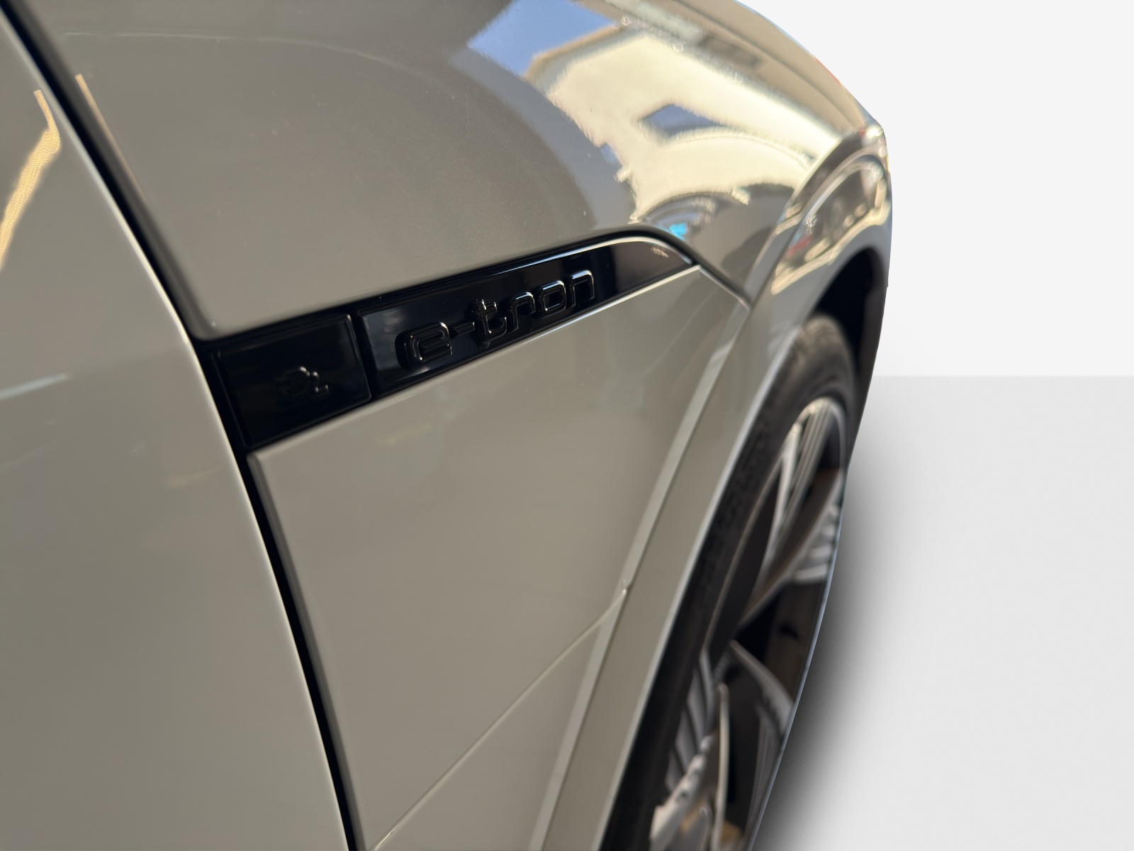 AUDI Q8 55 e-tron Black Edition quattro-image-15