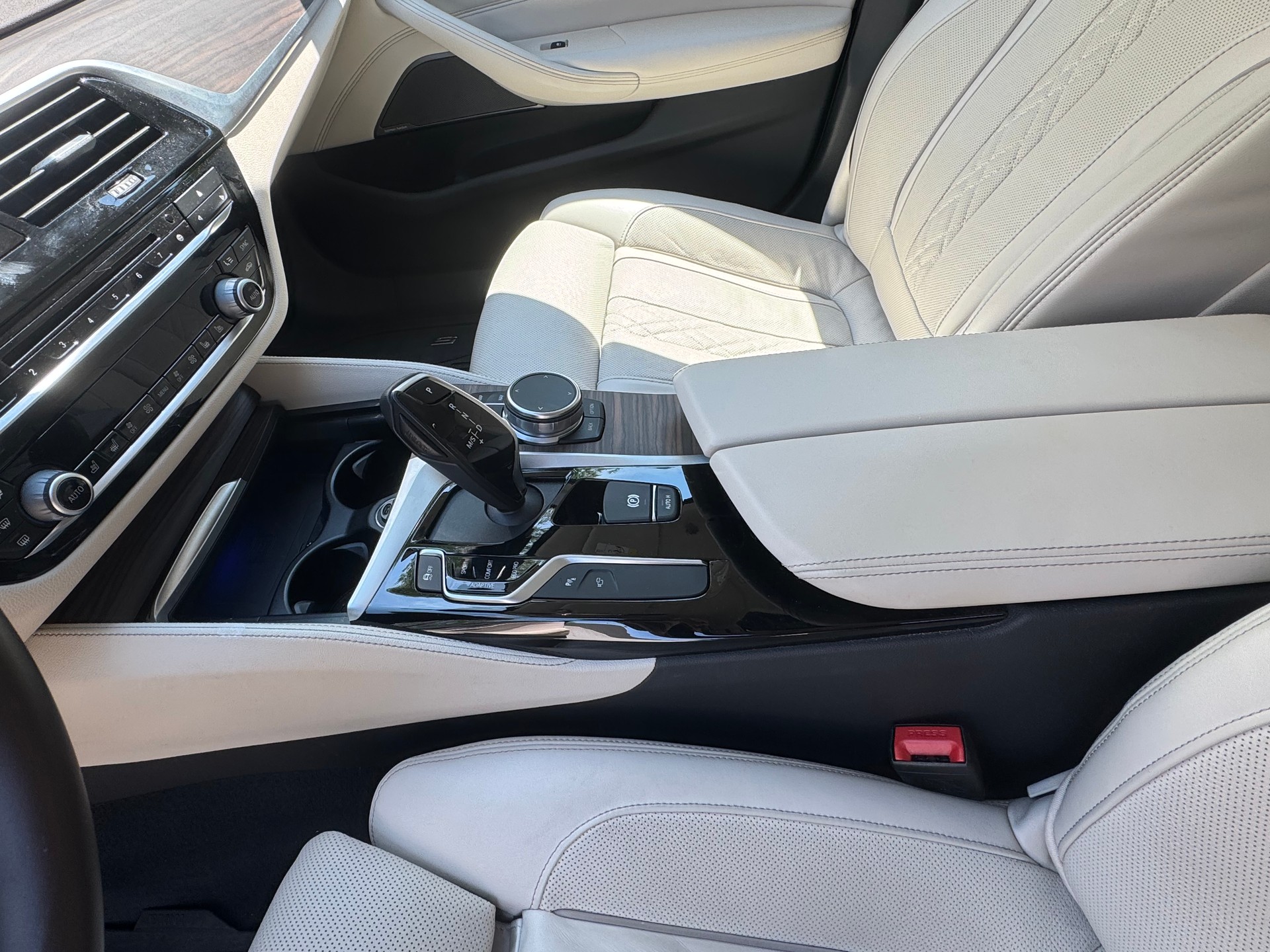 BMW 540i Luxury Line Steptronic xDrive-image-9