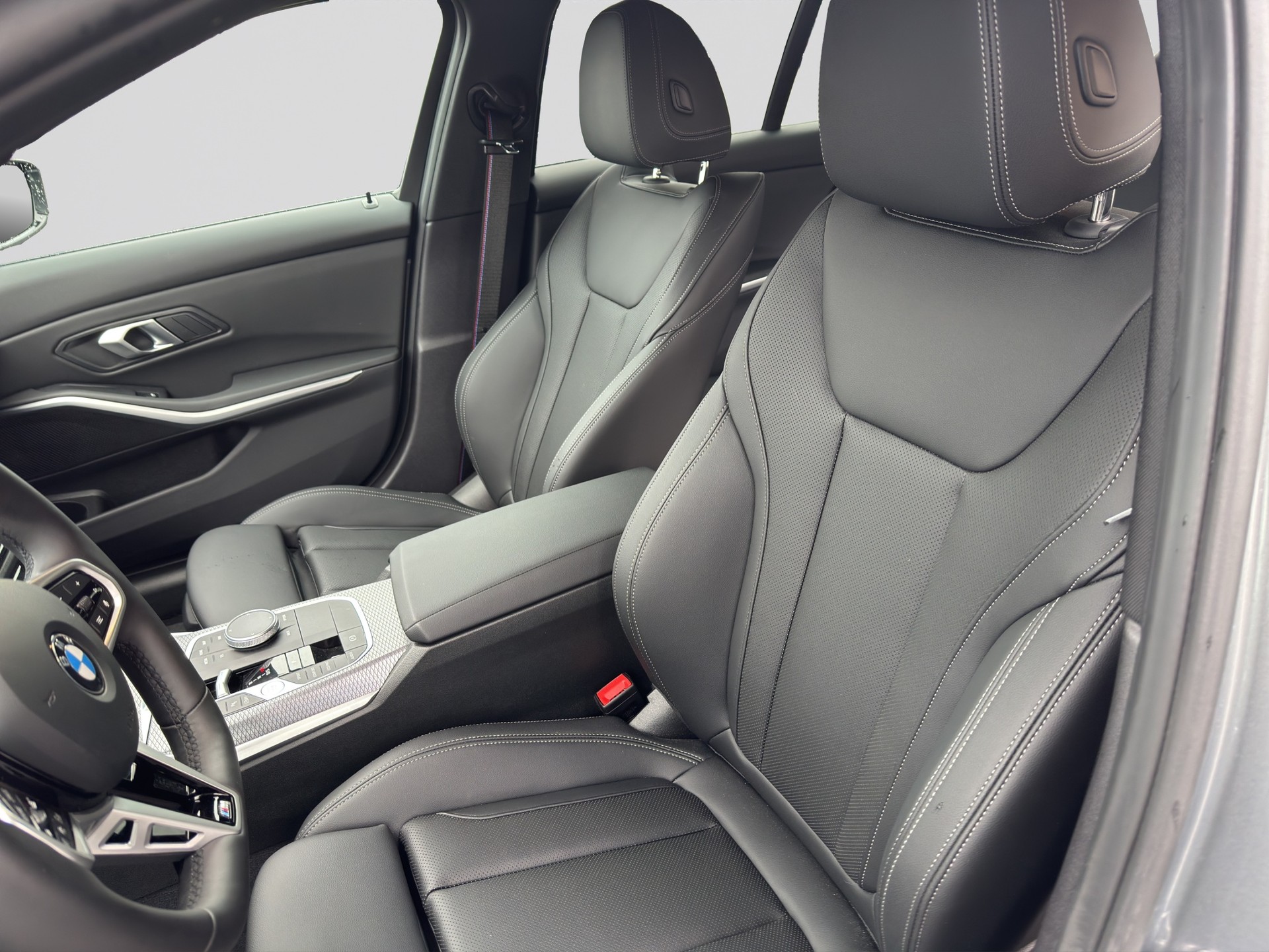 BMW 320i xDrive Steptronic M Sport-image-5