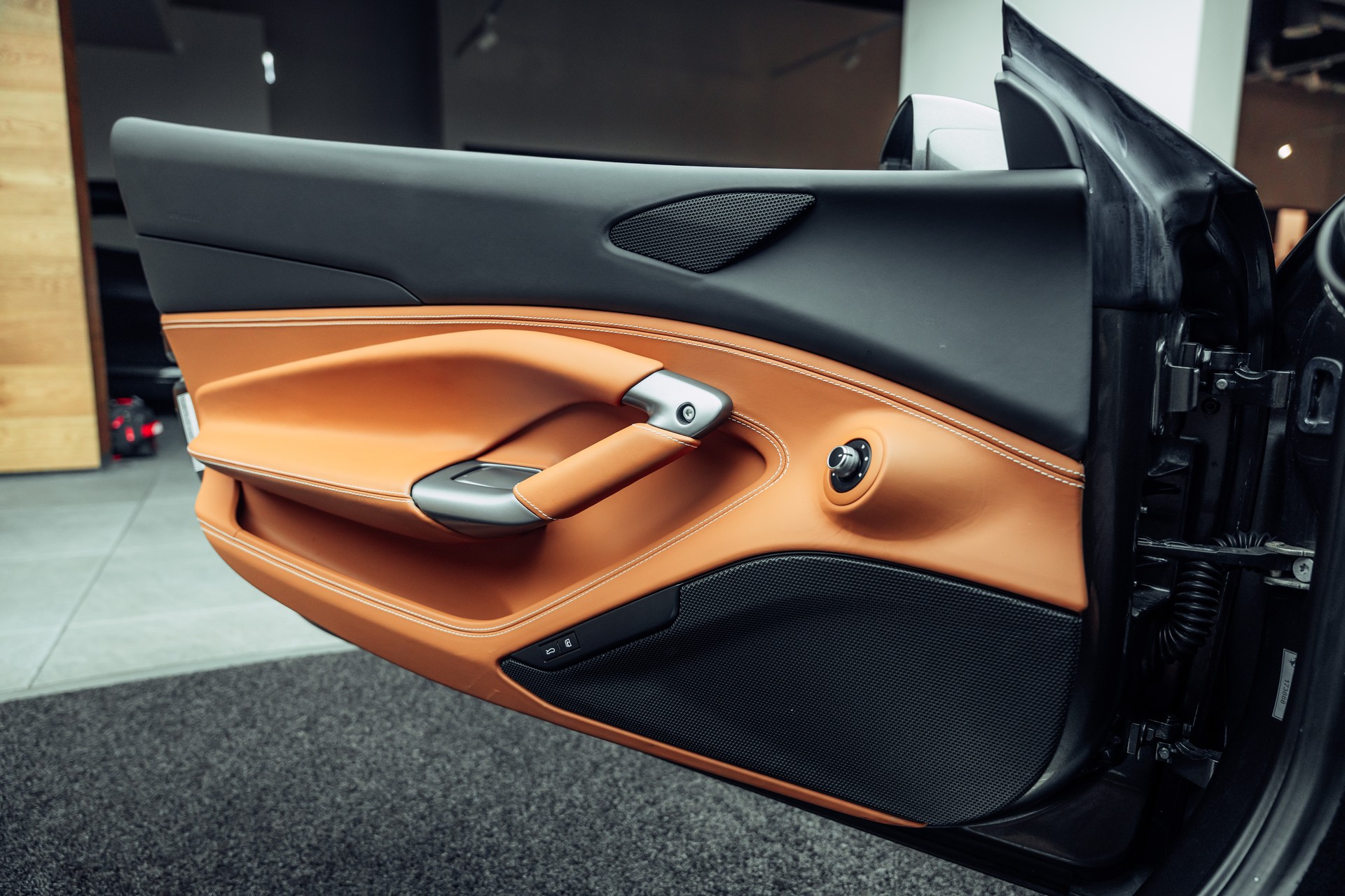 FERRARI F8 Tributo-image-14