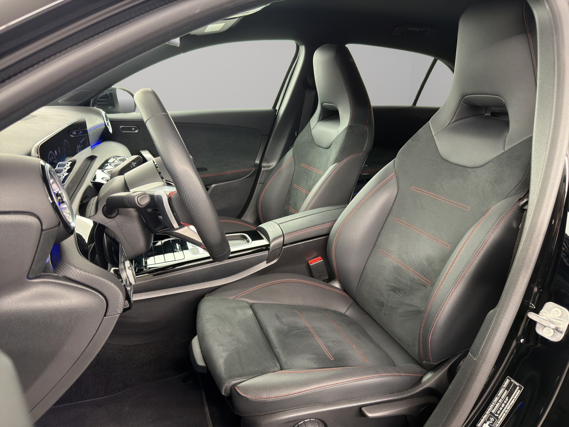 MERCEDES-BENZ A 180 AMG Line-image-7